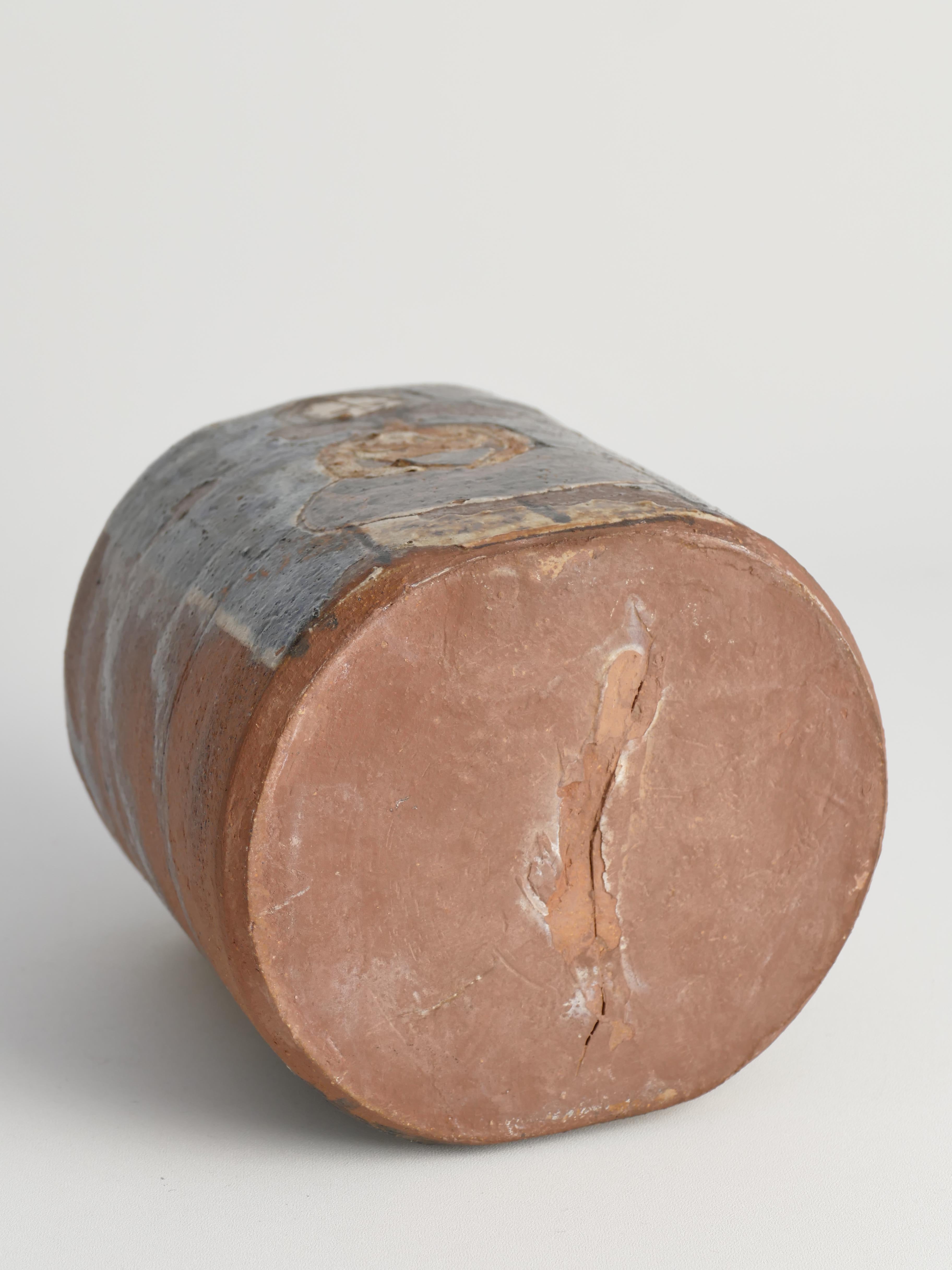 Vaso a bottiglia quadrato in ceramica con motivi in stile naif e smalto marrone in vendita 8
