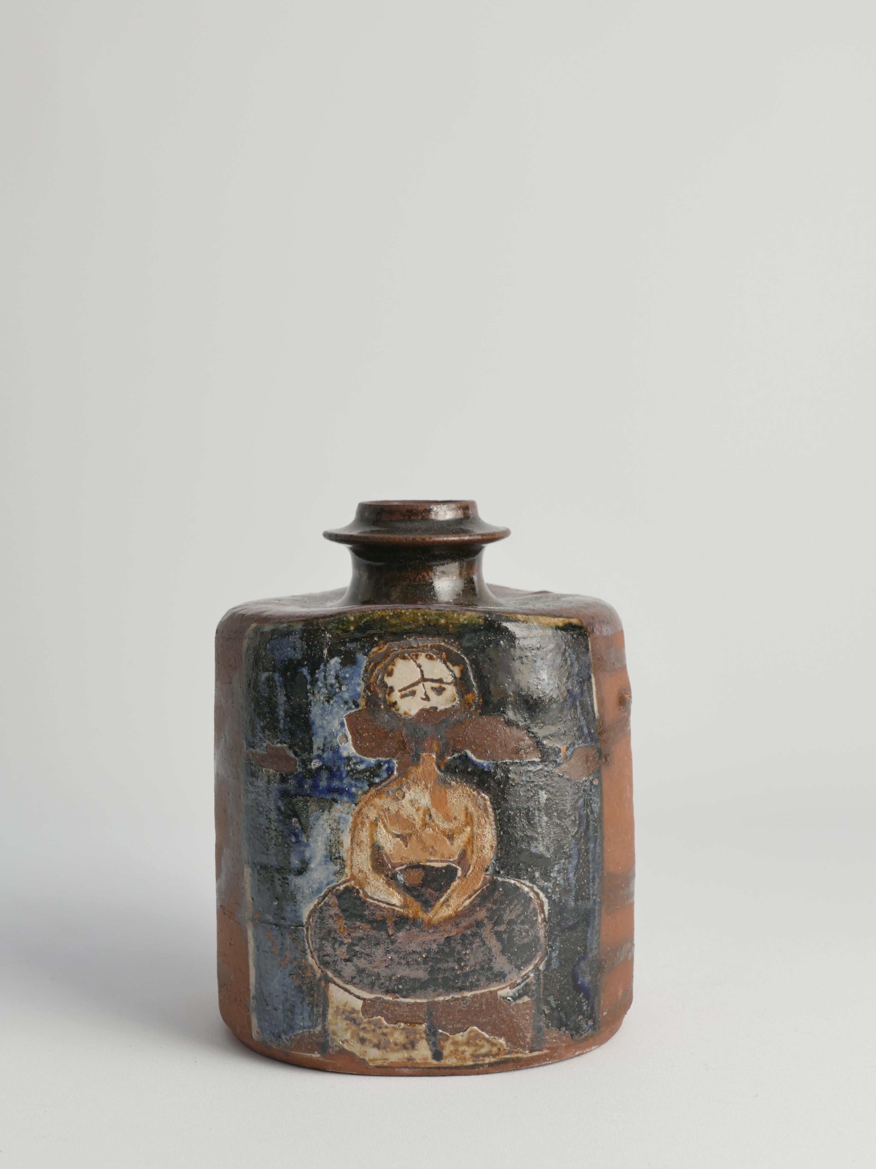 Con un fascino particolare, questo vaso a bottiglia di forma quadrata presenta angoli arrotondati ed è ornato da affascinanti motivi dipinti con smalti marroni, beige e neri. Lo smalto marrone del vaso conferisce calore e profondità al suo aspetto,