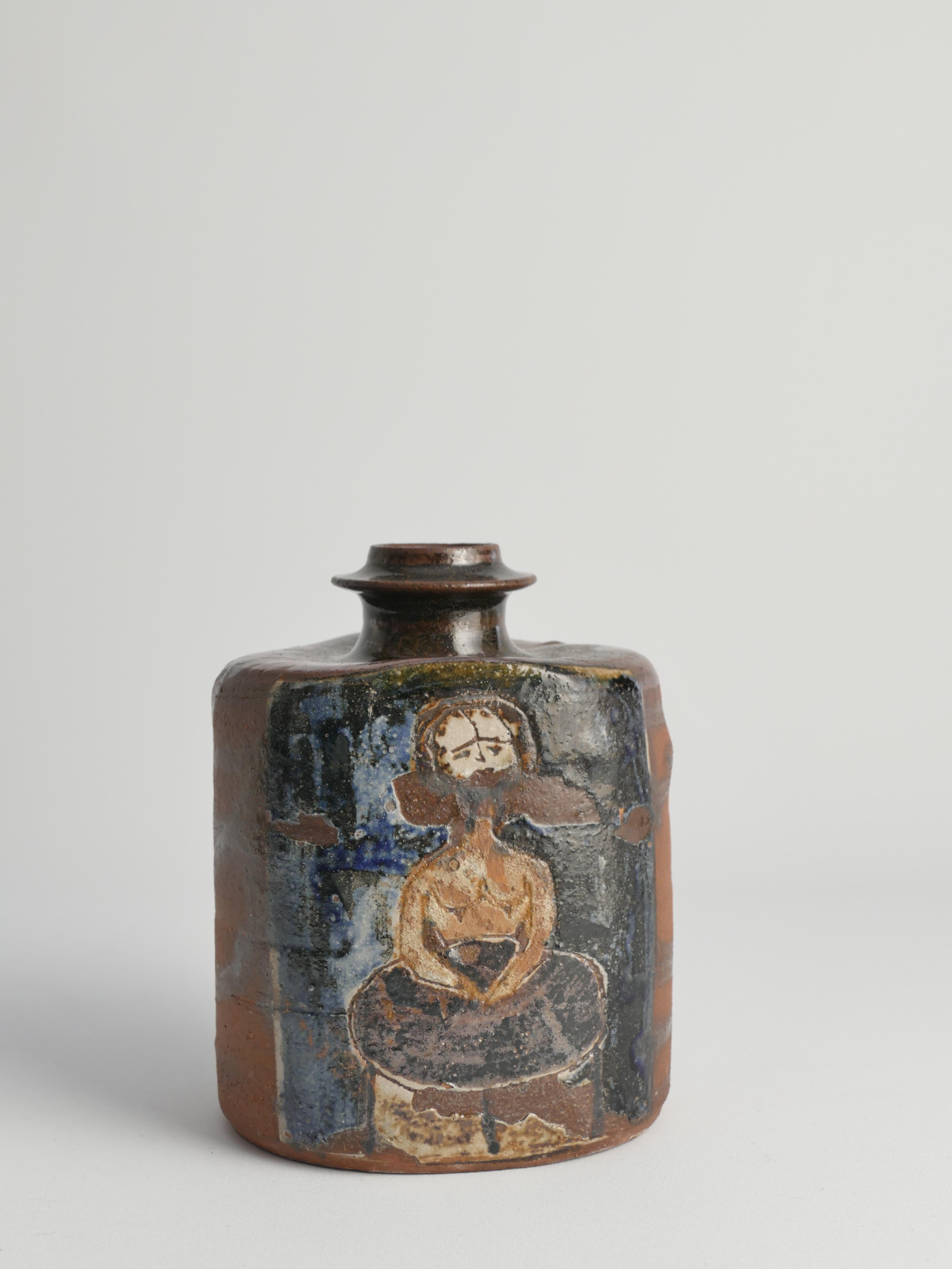 Arte popolare Vaso a bottiglia quadrato in ceramica con motivi in stile naif e smalto marrone in vendita