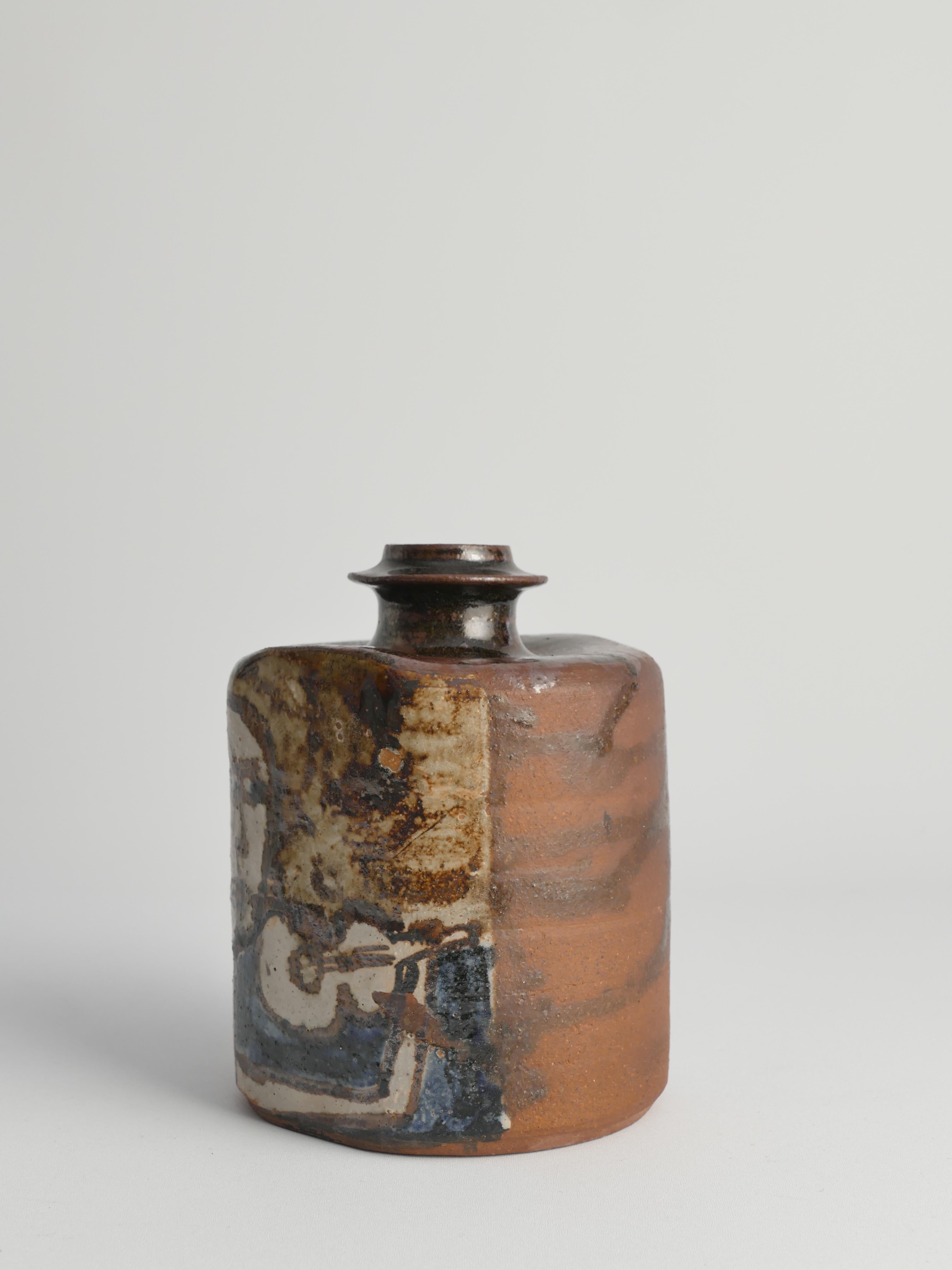Smaltato Vaso a bottiglia quadrato in ceramica con motivi in stile naif e smalto marrone in vendita