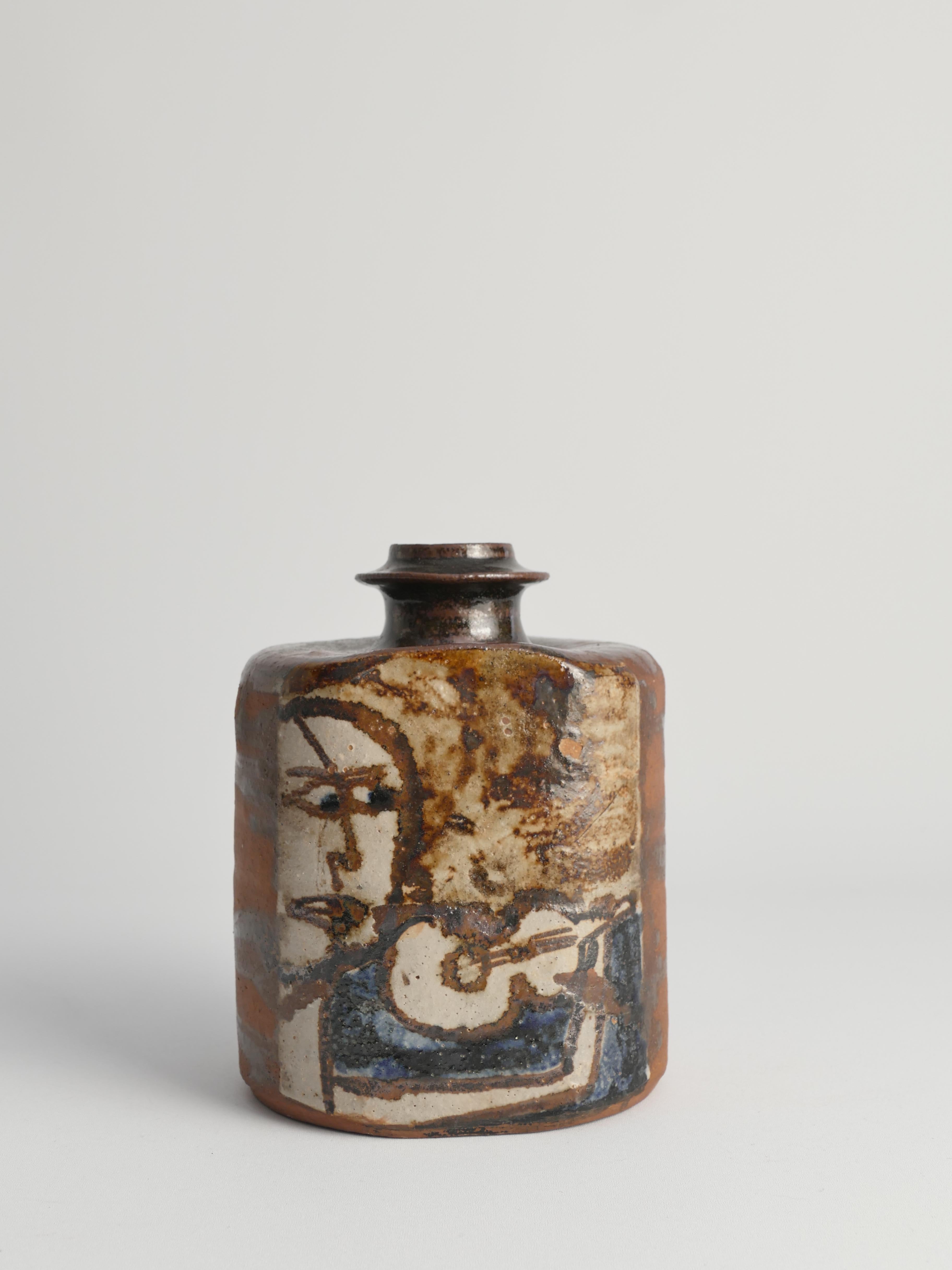 Vaso a bottiglia quadrato in ceramica con motivi in stile naif e smalto marrone In condizioni discrete in vendita a Grythyttan, SE
