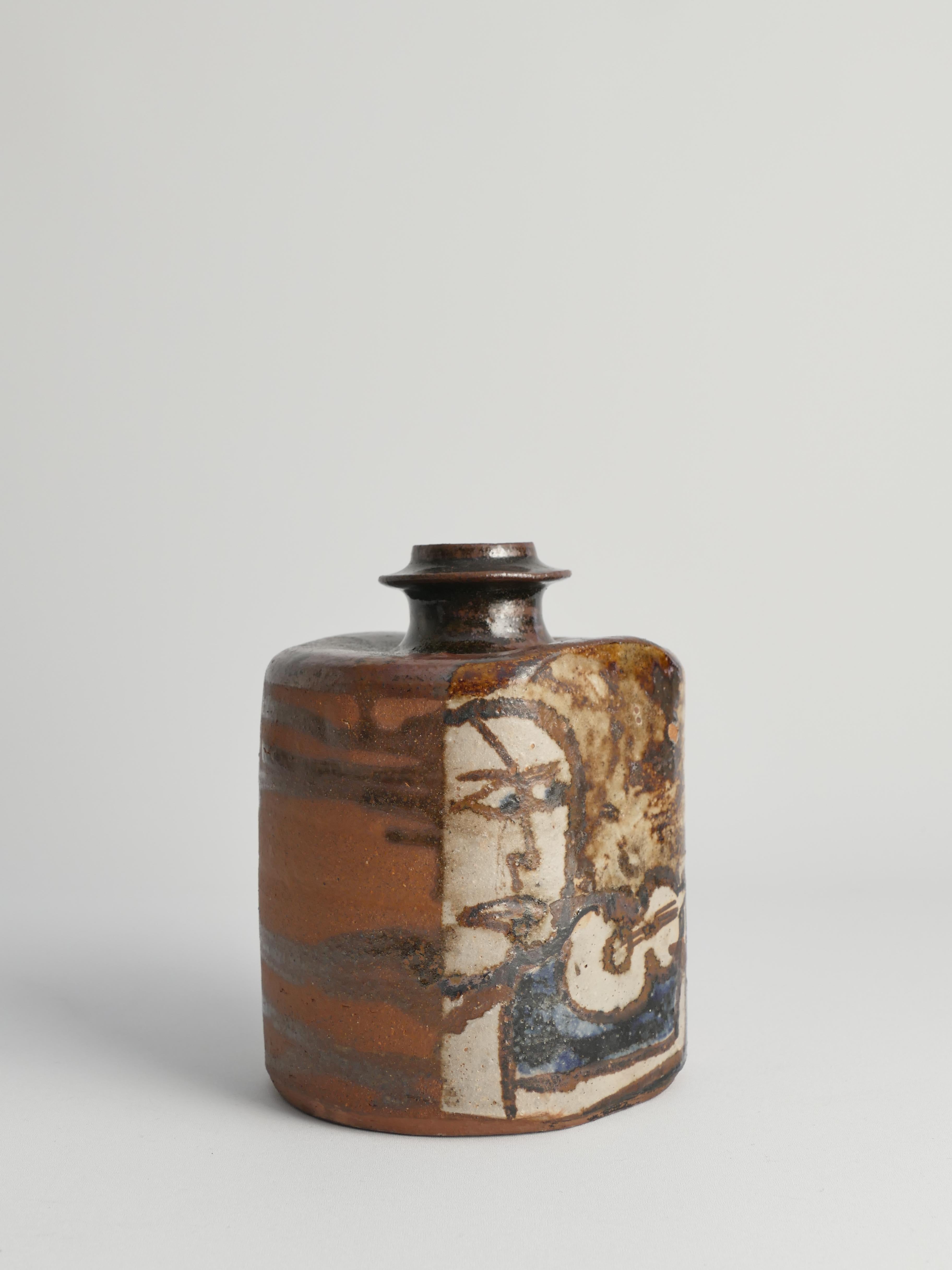 XX secolo Vaso a bottiglia quadrato in ceramica con motivi in stile naif e smalto marrone in vendita