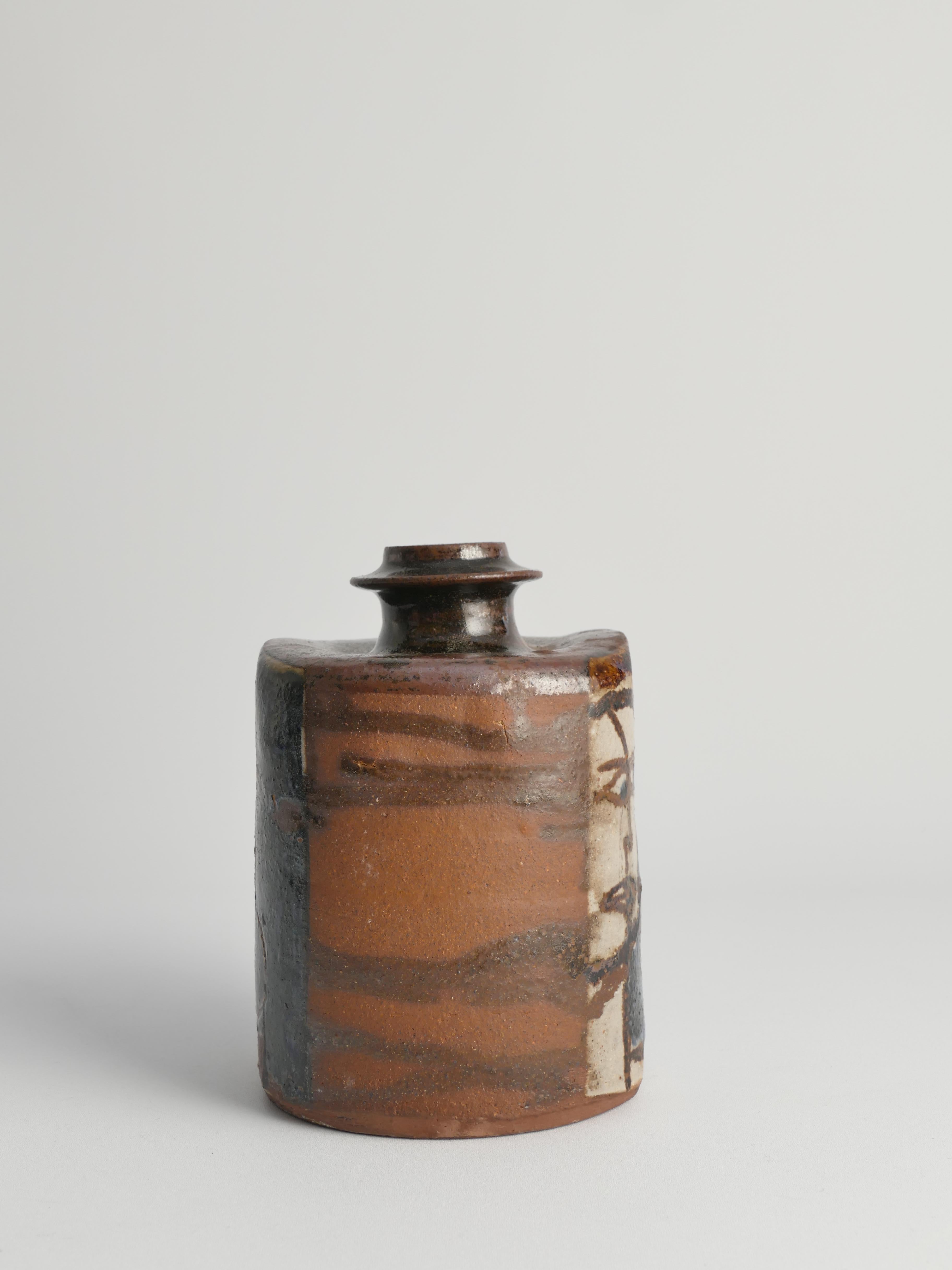 Vaso a bottiglia quadrato in ceramica con motivi in stile naif e smalto marrone in vendita 1