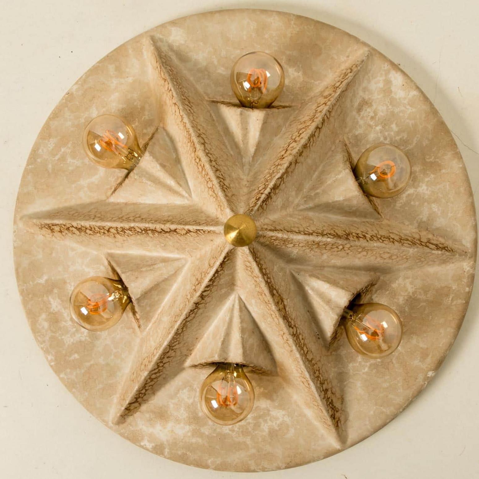 Preciosa y gráfica lámpara de pared o techo en forma de estrella, hecha con cerámica de color beige, fabricada en los años 70 en Alemania.

Hemos utilizado bombillas doradas suaves (ver imágenes), pero las bombillas plateadas de espejo, ahumadas o