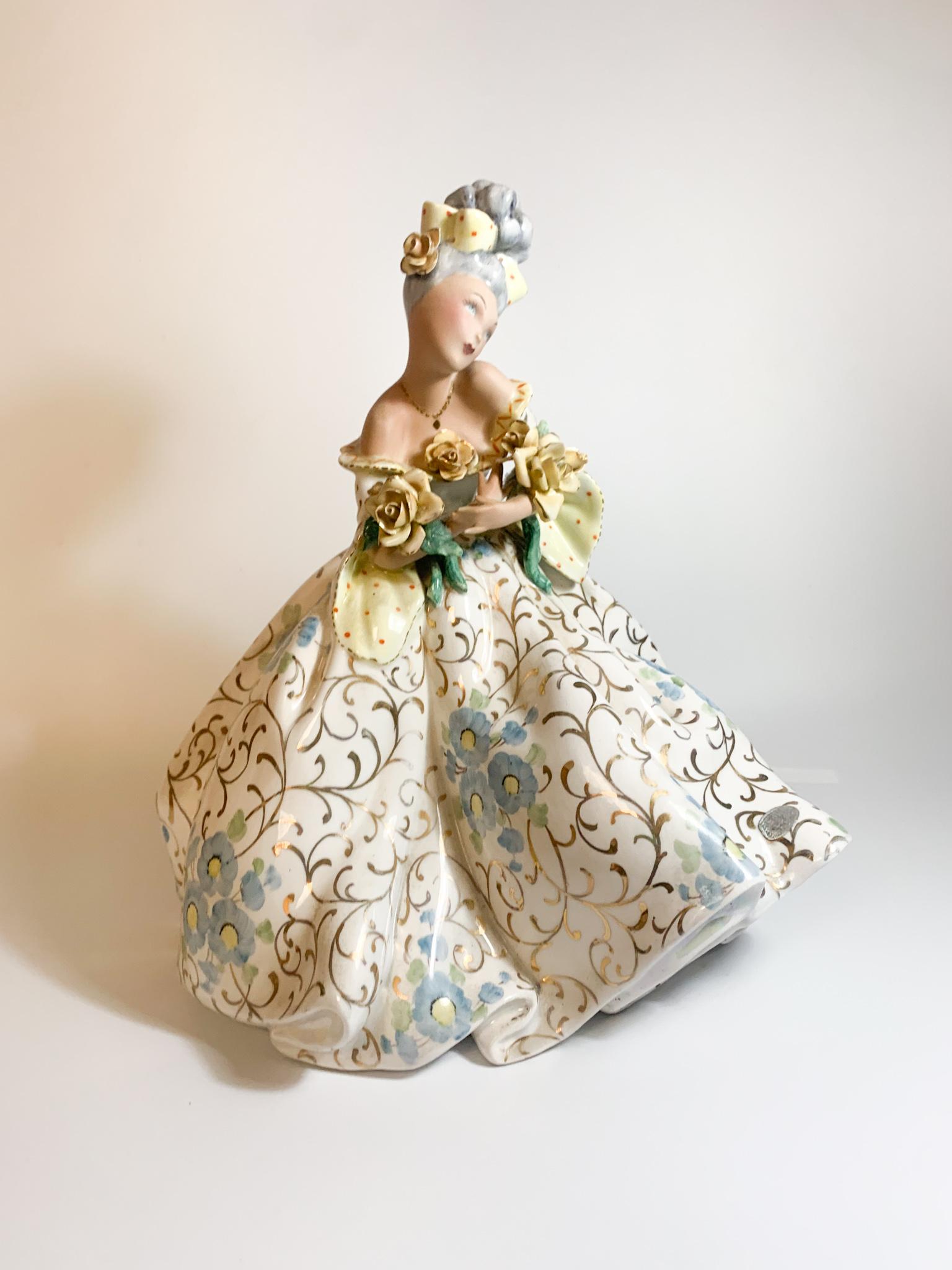Italian ceramic sculpture of a lady with flowered dress, made by Tiziano Galli in the 1950s. The pleats of the skirt have been made in iridescence.

Ø 24 cm Ø 27 cm h 30 cm