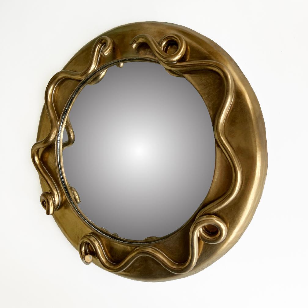 Dieser einzigartige, handgefertigte Spiegel aus Steingut ist ein einzigartiges und schönes Kunstwerk, das jedem Raum Charme und Charakter verleiht. Mit einem Durchmesser von ca. 17
