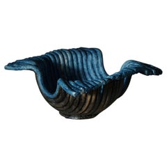 Cuenco de cerámica, gres, varios colores azules, del artista danés Ole Victor, 2021