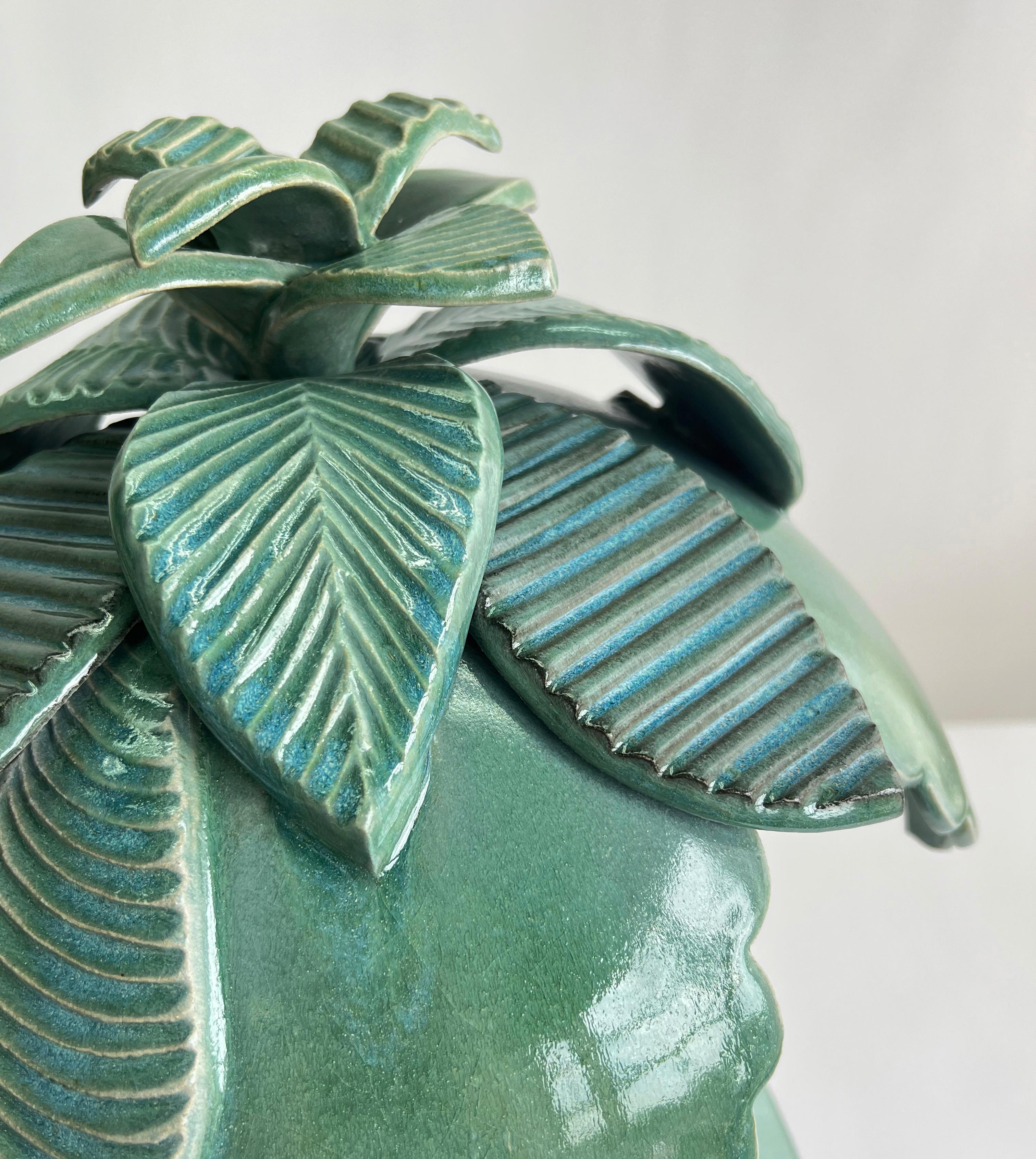 Keramik-Steinzeug-Lampe „Flora“ mit grünen Blättern von Keavy Murphree (amerikanisch) im Angebot