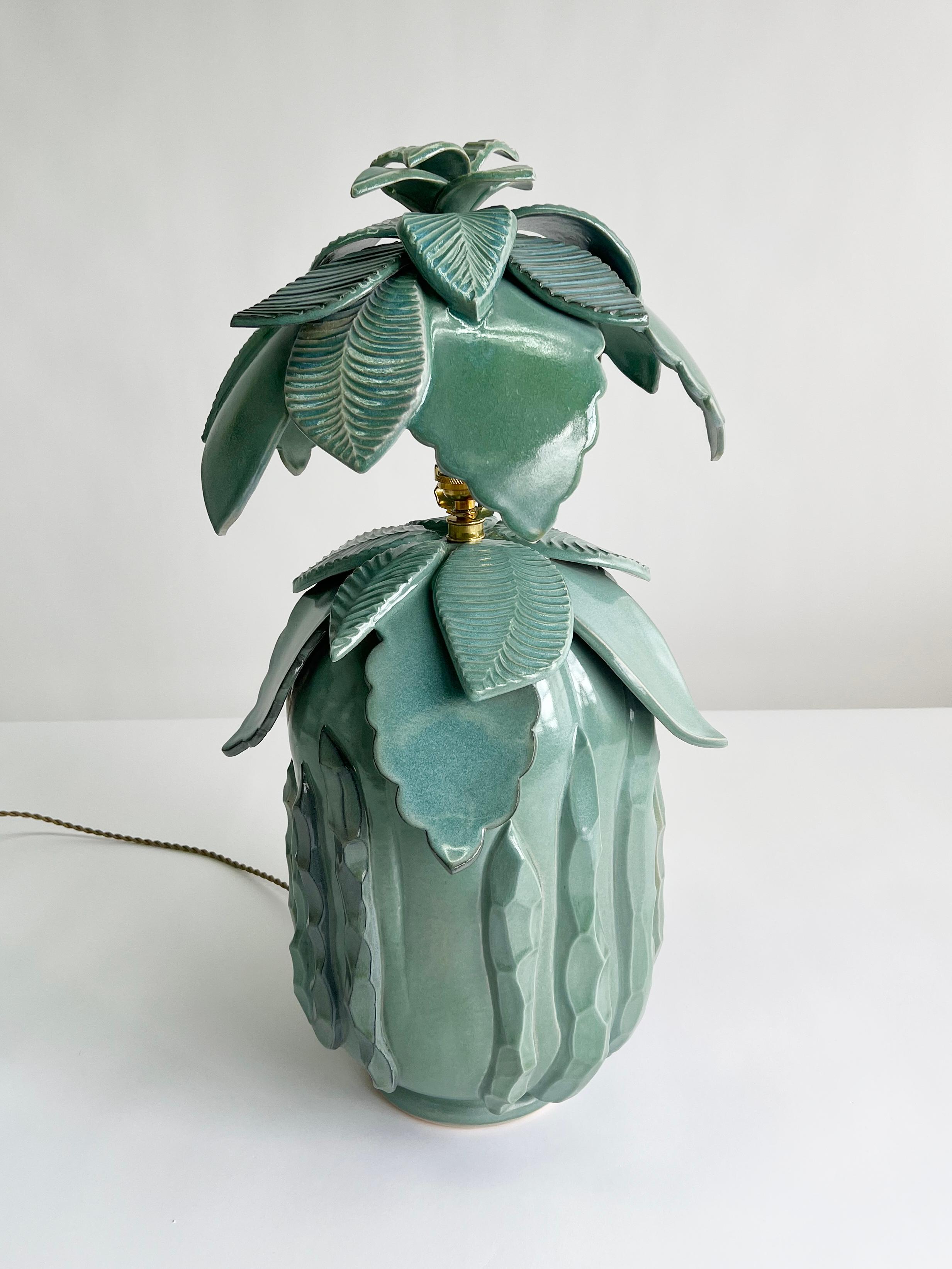 Keramik-Steinzeug-Lampe „Flora“ mit grünen Blättern von Keavy Murphree (Glasiert) im Angebot