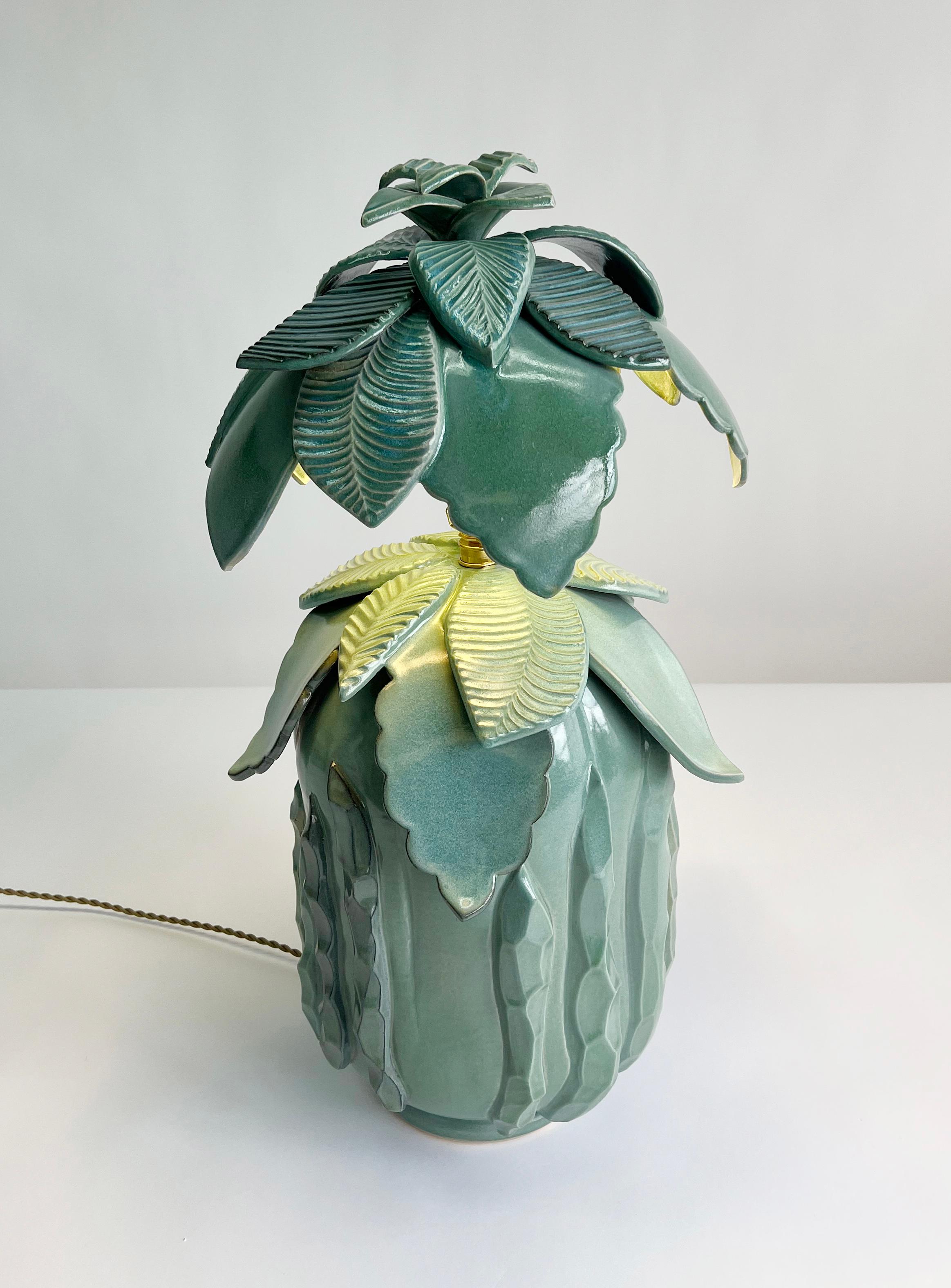 Keramik-Steinzeug-Lampe „Flora“ mit grünen Blättern von Keavy Murphree im Zustand „Neu“ im Angebot in Nashville, TN