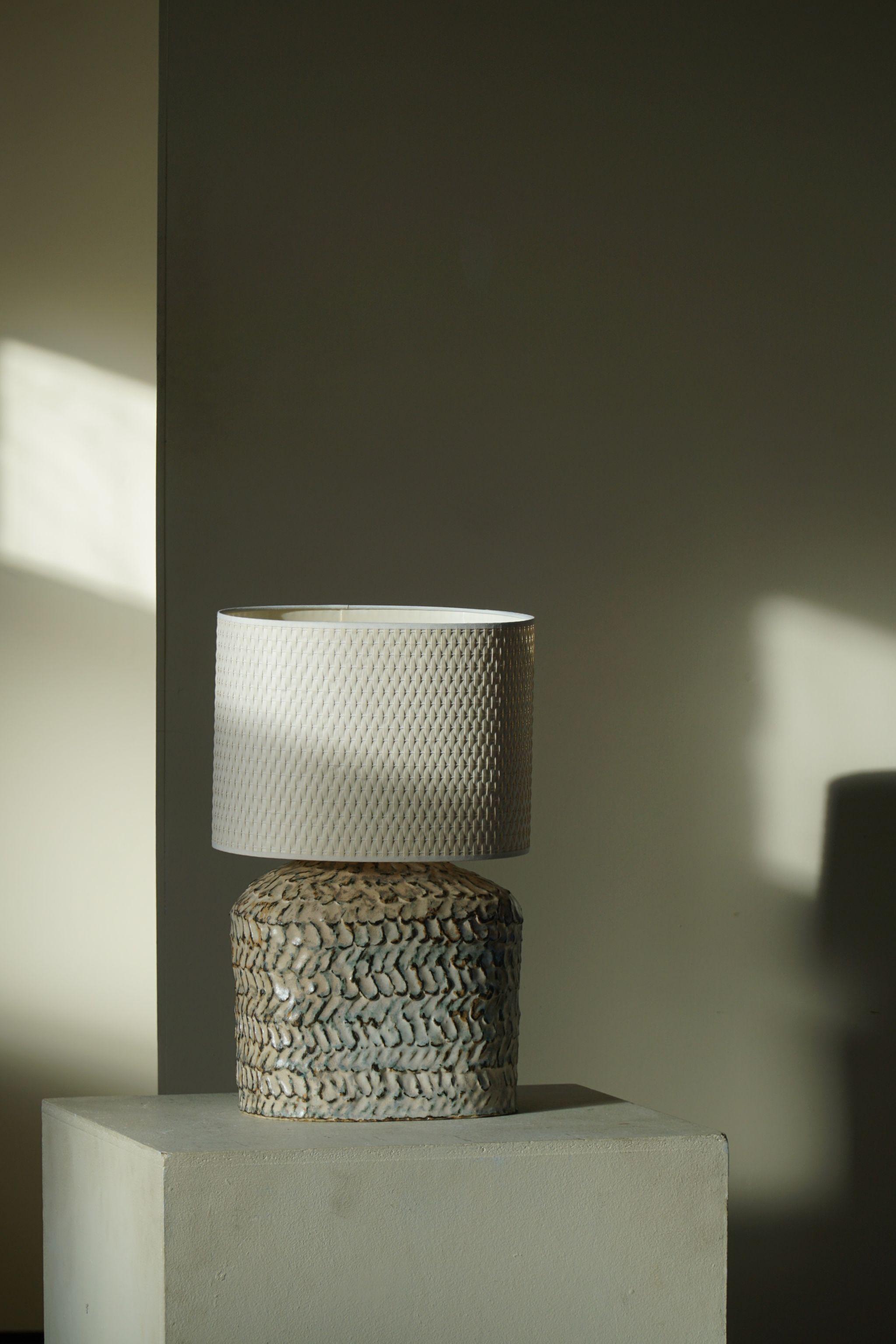 Lampe de table en céramique avec glaçure dans différentes couleurs blanches, beiges et brunes, réalisée par l'artiste danois Ole Victor, 2021.

Ole Victor est un artiste danois qui a fréquenté l'Académie des arts entre 1975 et 1980. Depuis, il