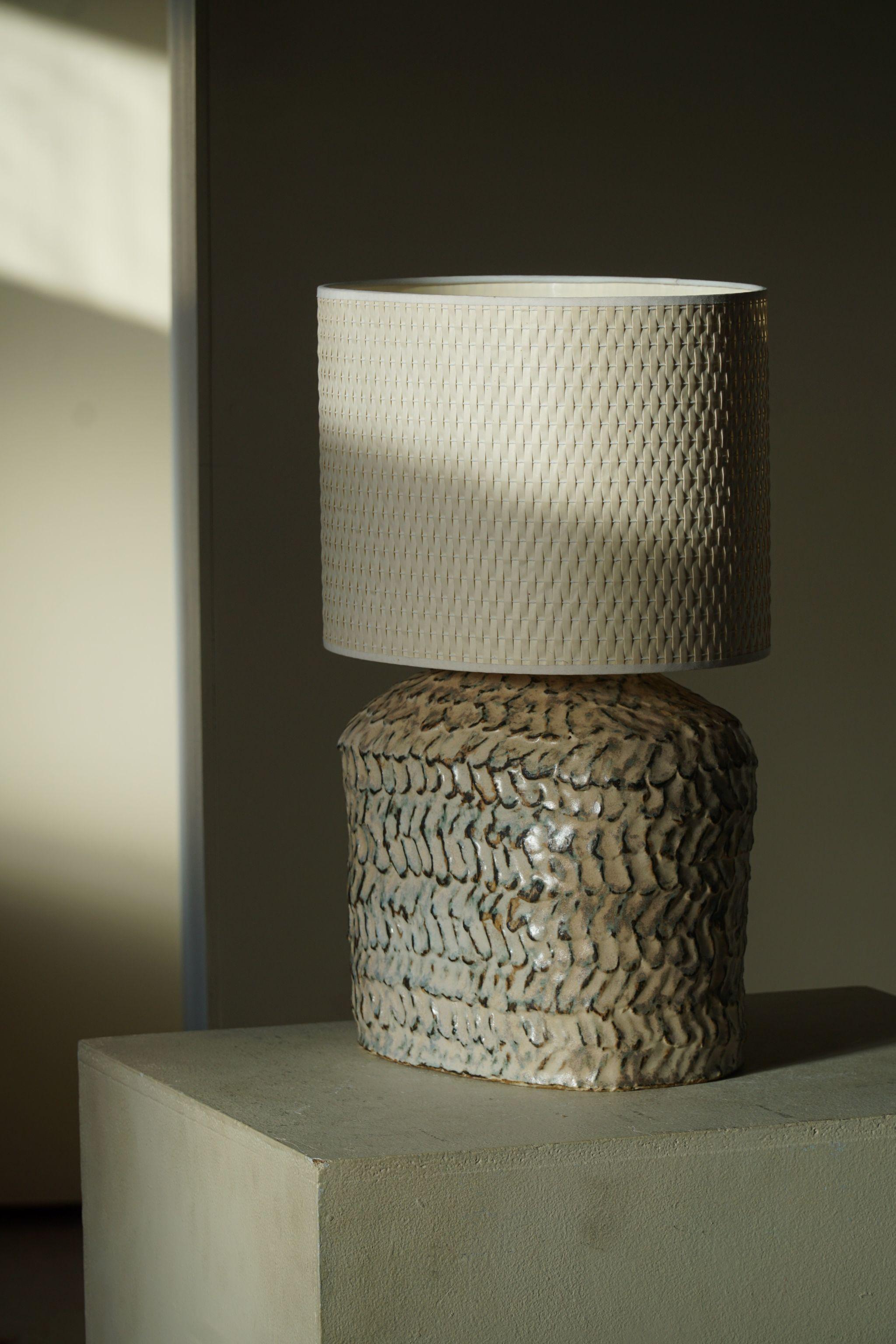 Keramik-, Steingut-Tischlampe des dänischen Künstlers Ole Victor, 2021 (21. Jahrhundert und zeitgenössisch) im Angebot