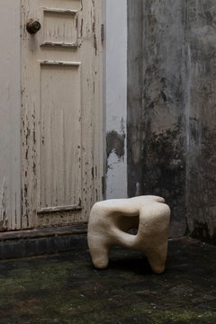 Sgabello in ceramica di Camila Apaez