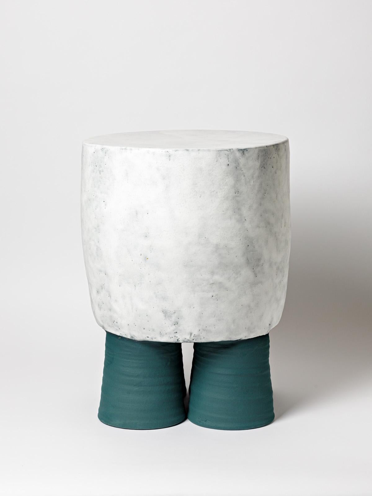 Ein Hocker oder Tisch aus Keramik mit Glasurdekoration von Mia Jensen.
Einzigartiges Stück.
Unter dem Sockel signiert.
Ca. 2022.