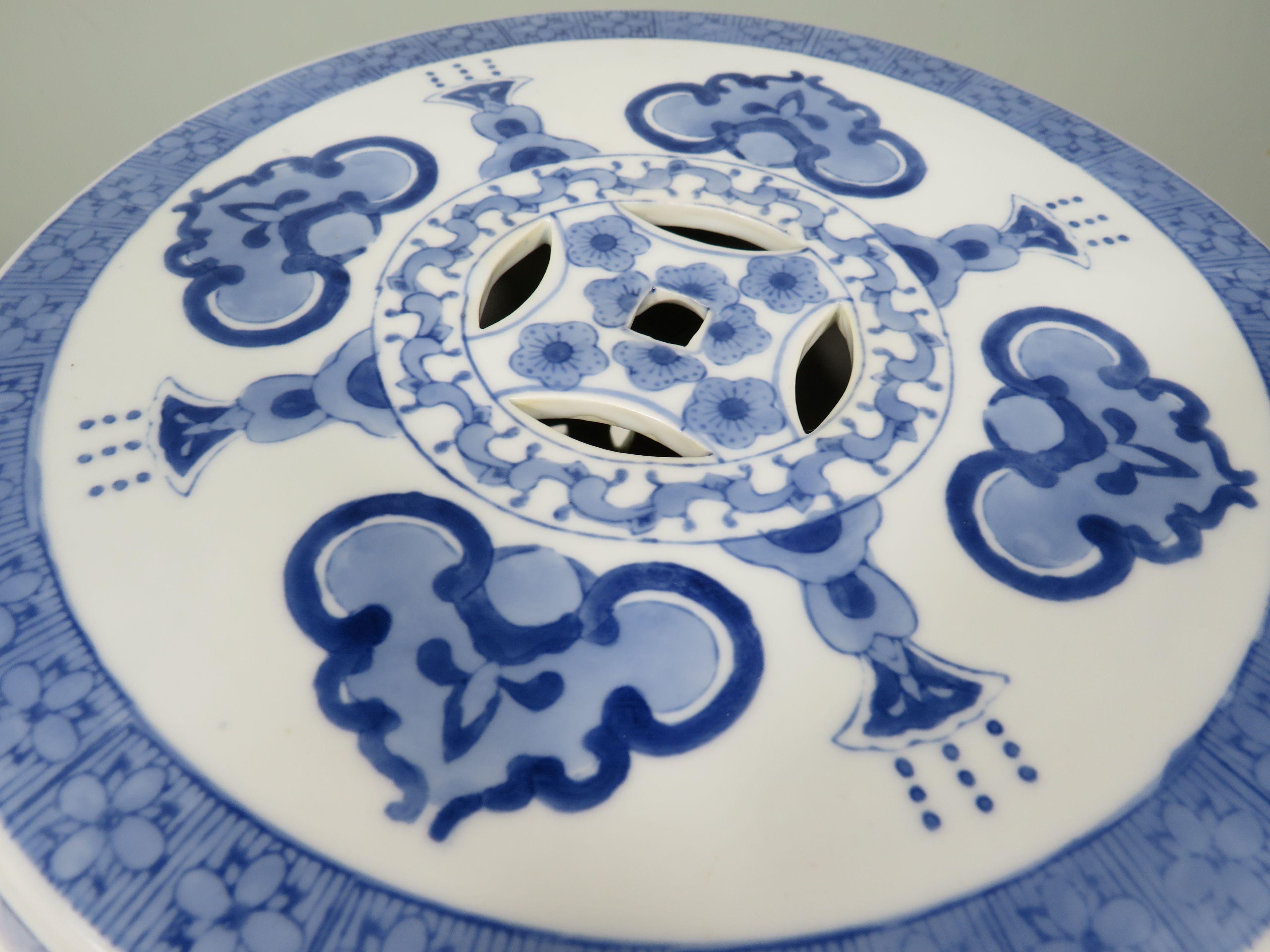 Dieser blau-weiße Keramikhocker mit subtilen durchbrochenen Details strahlt Eleganz aus. Mit einer Höhe von 45 cm ist er ein vielseitiges Möbelstück, das sich ideal als Beistelltisch, Pflanztisch, Gartensitzplatz oder zusätzliche Sitzgelegenheit