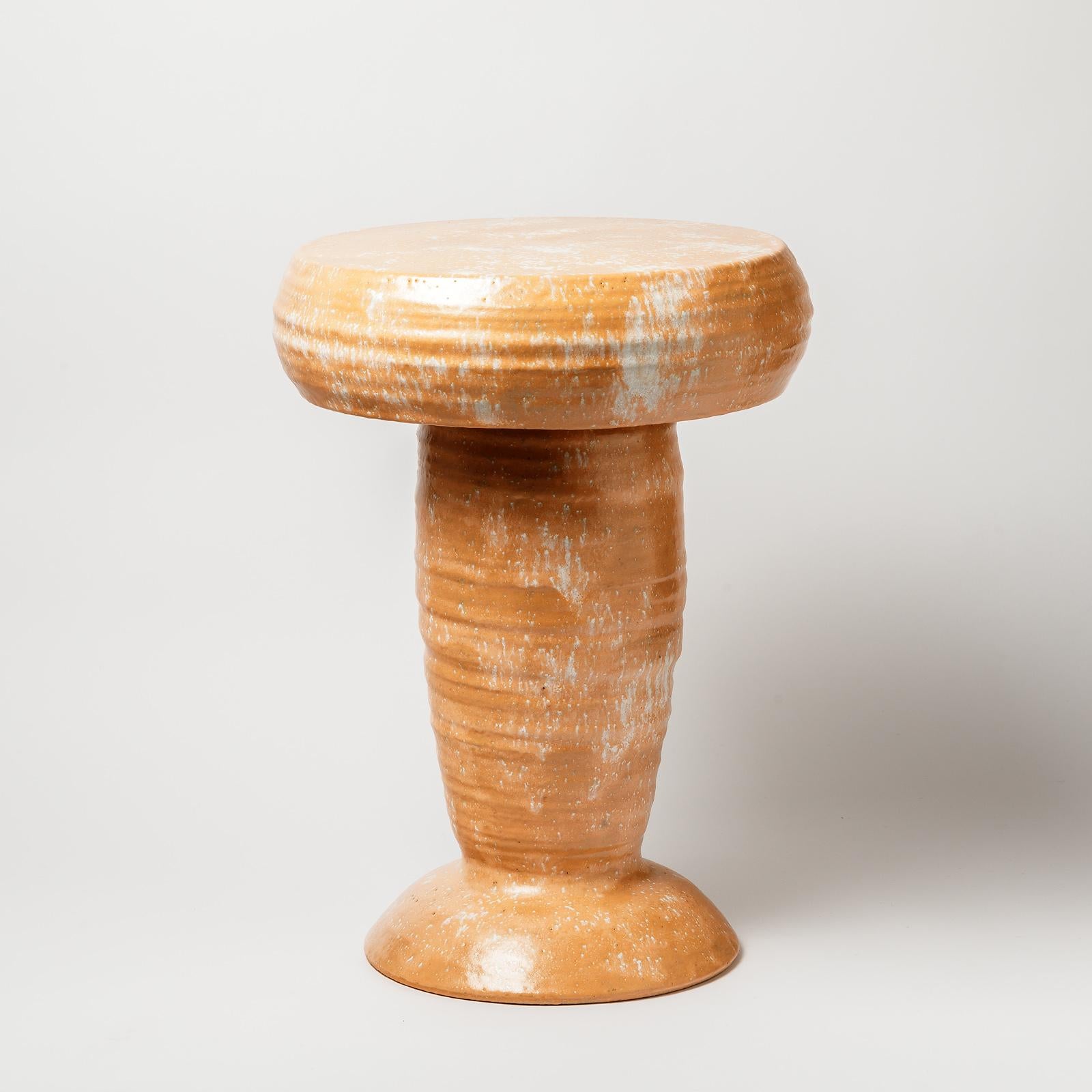 Beaux-Arts Tabouret en céramique décoré de glaçures orange et blanches par Mia Jensen, vers 2021 en vente