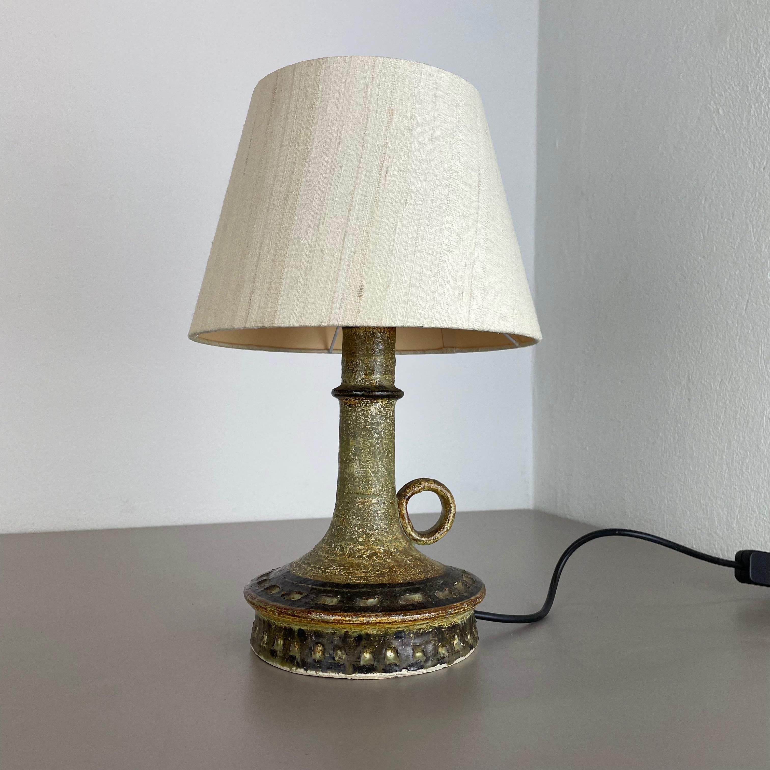 Article:

ceramic table light base.


Producer:

Jette Helleroe, Denmark.




Decade:

1970s.





This original vintage ceramic pottery light base was designed and produced by Jette Helleroe in Denmark in the 1970s. It is made