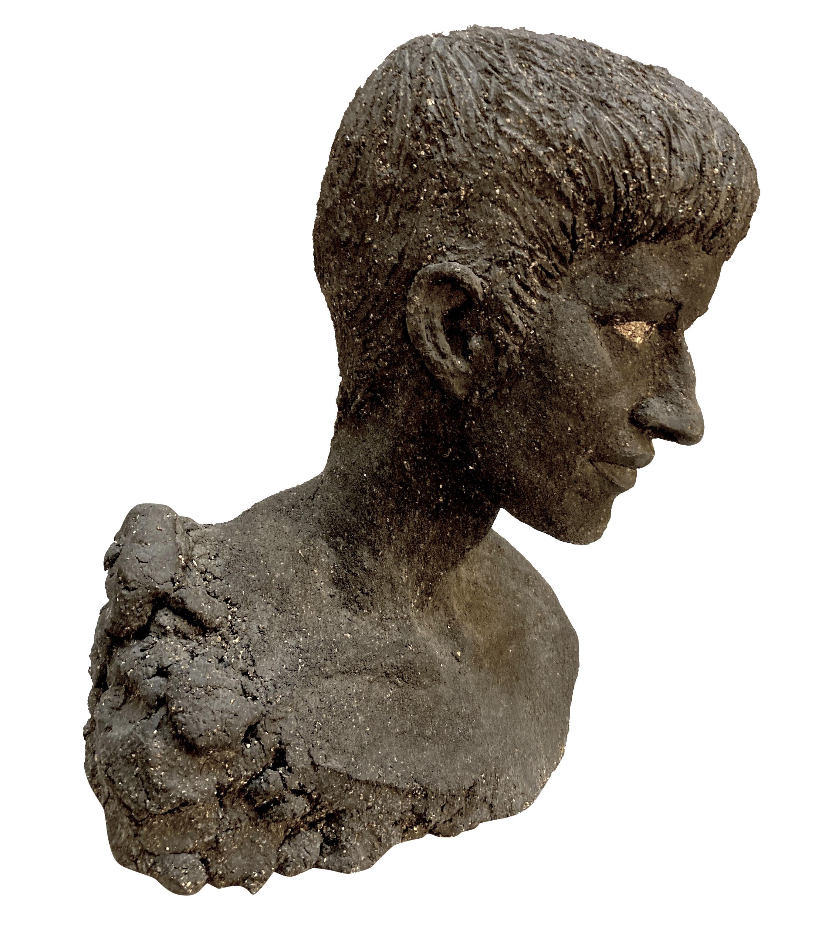 Une étude céramique inhabituelle d'un jeune pompéien incorporant des cendres et des matériaux volcaniques. Très lourd.