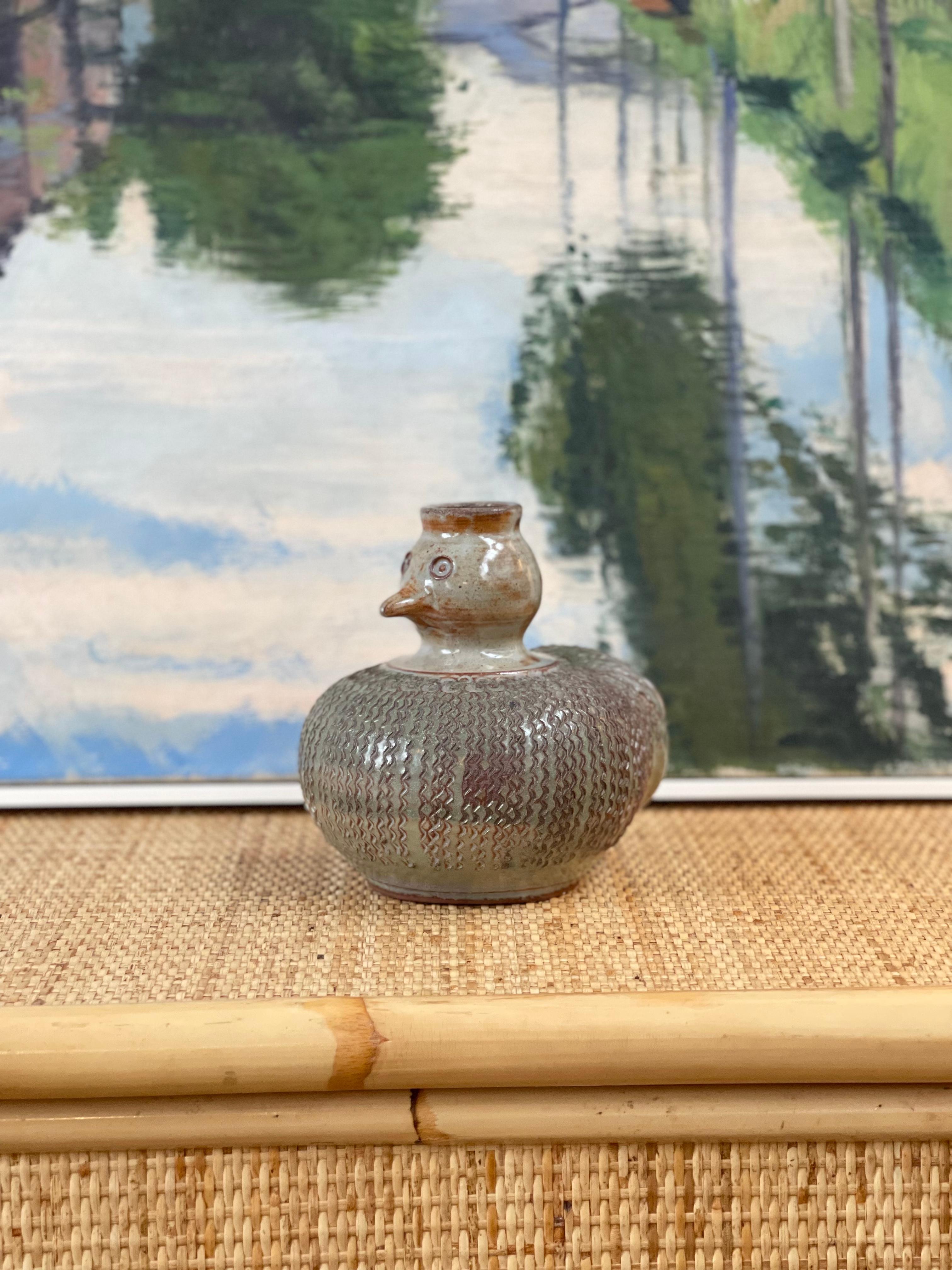 Vase mit stilisiertem Vogel aus französischer Keramik von Dominique Pouchain (ca. 1980er Jahre). Diese originellen Keramikvögel sind ein Werk des Sohnes des bekannten französischen Keramikers Jacques Pouchain. Dominique, der 1956 geboren wurde,