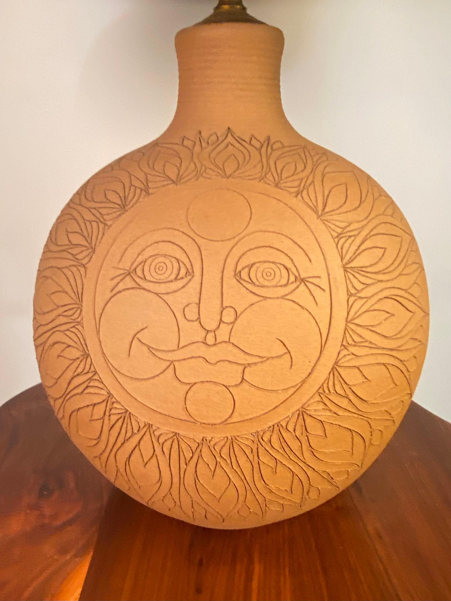 Preciosa lámpara de sol de arcilla cruda con inscripción feliz, obra de los ceramistas de Oregón Larry y Terry Brown. Está firmada Nido marrón al cordón. La base mide 15
