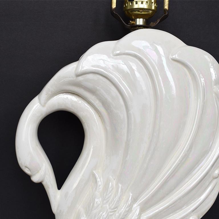 Fin du 20e siècle Paire de lampes de bureau Swan Animalia en céramique blanche perlée, années 1980 en vente
