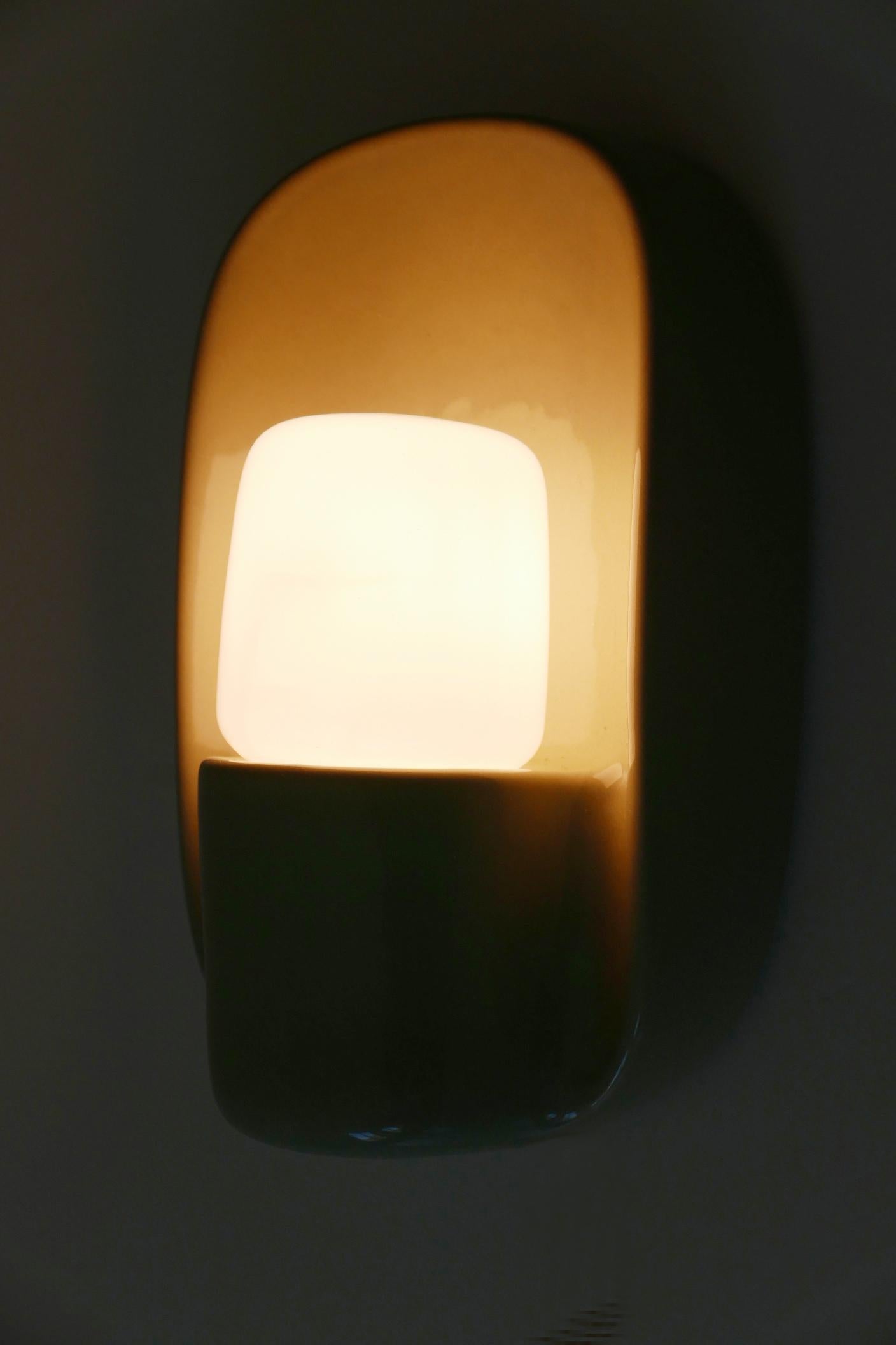 Extremely rare and elegant Mid-Century Modern systral celadon-ceramic wall lamp or sconce. Modell number '6458'. Designed in 1970 by the famous German designer Wilhelm Wagenfeld for Lindner GmbH, Germany.

Executed in glazed celadon-ceramic, it
