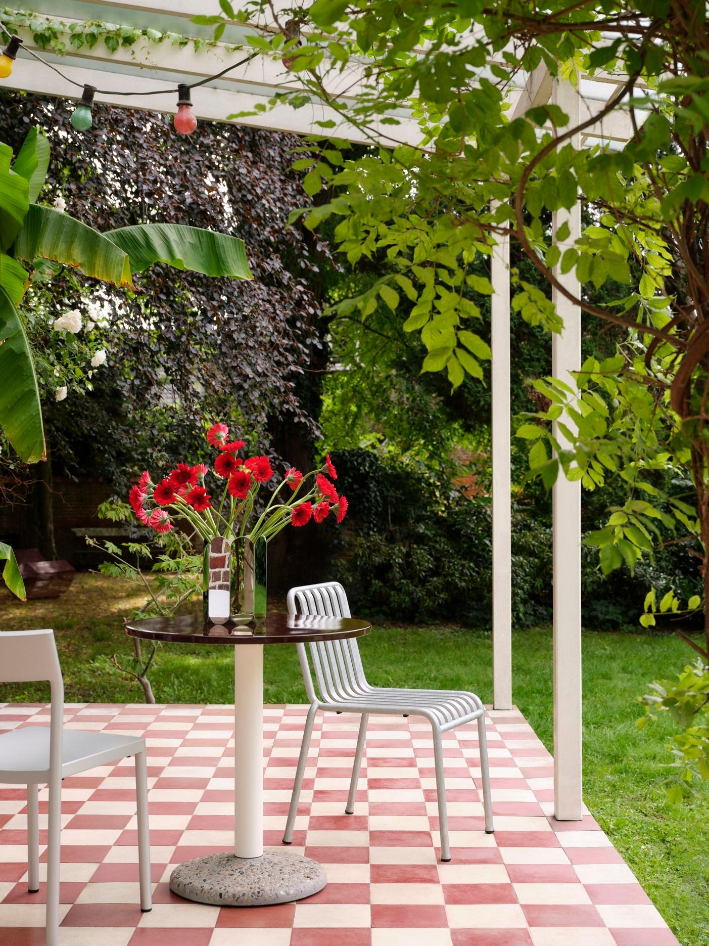 La collaboration fructueuse entre HAY et Muller Van Severen se poursuit avec la Ceramic Table - une table d'extérieur caractérisée par l'expression minimaliste caractéristique des designers combinée à leur utilisation audacieuse de la couleur. 
La