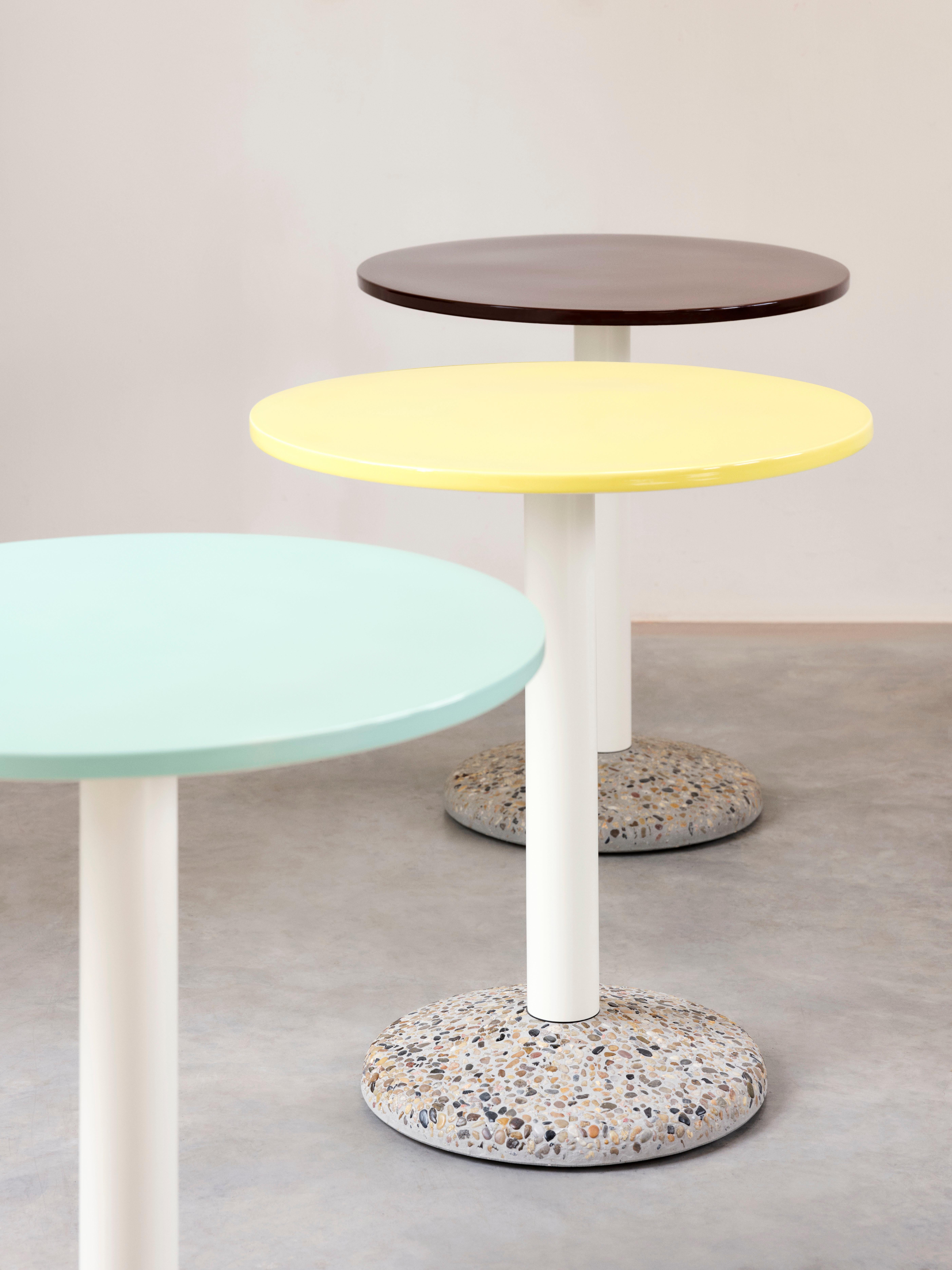 Danois Table en céramique Ø70, Porcelaine jaune vif pour l'extérieur - Iler Van Severen pour HAY en vente