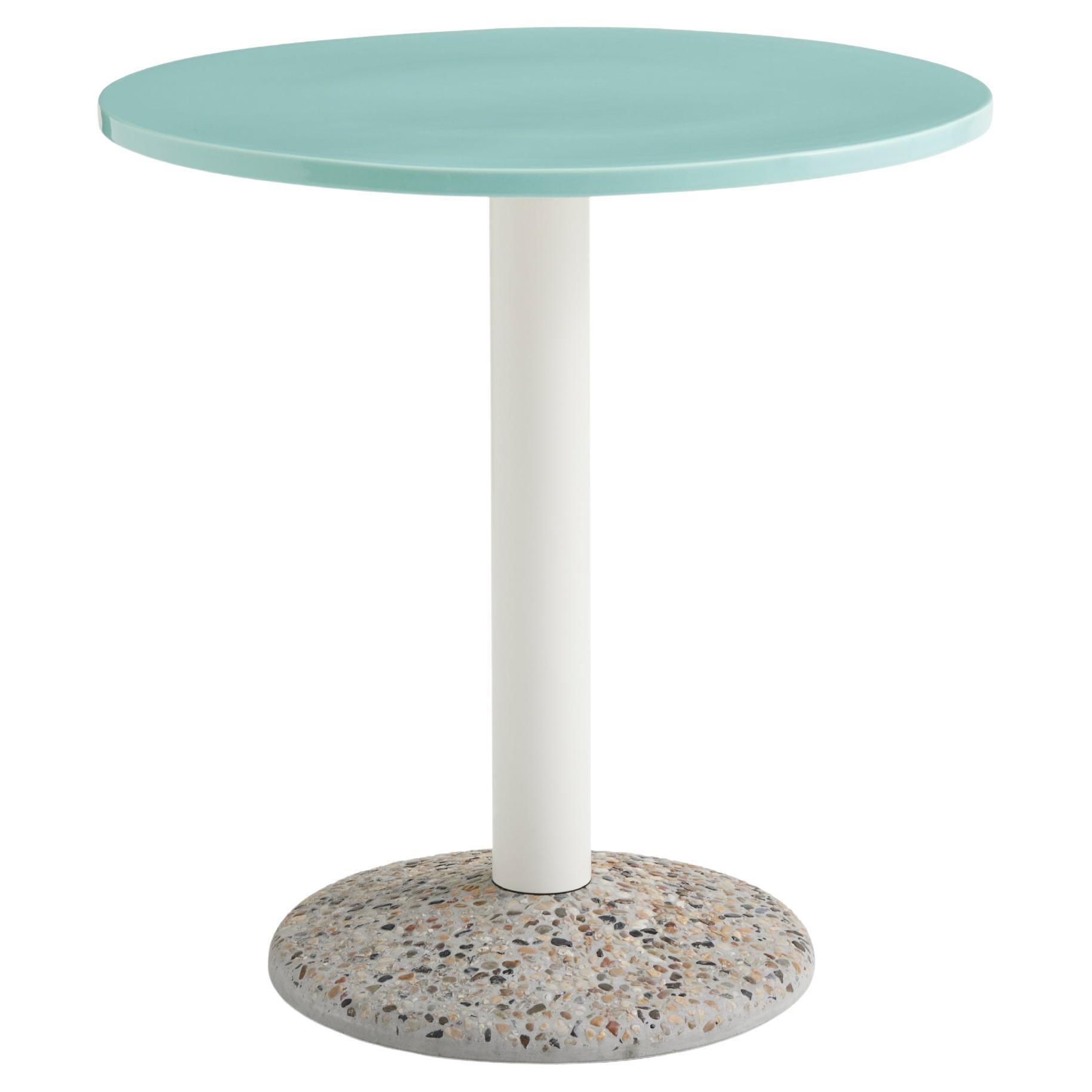 Table en céramique Ø70, lampe d
extérieur en porcelaine menthe - Iler Van Severen pour HAY