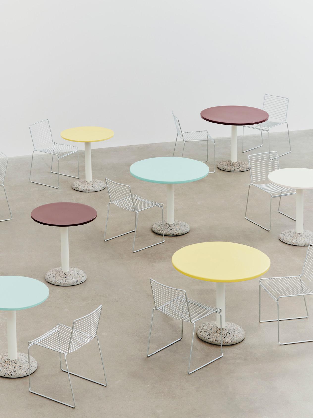 La collaboration fructueuse entre HAY et Muller Van Severen se poursuit avec la Ceramic Table - une table d'extérieur caractérisée par l'expression minimaliste caractéristique des designers combinée à leur utilisation audacieuse de la couleur. 
La