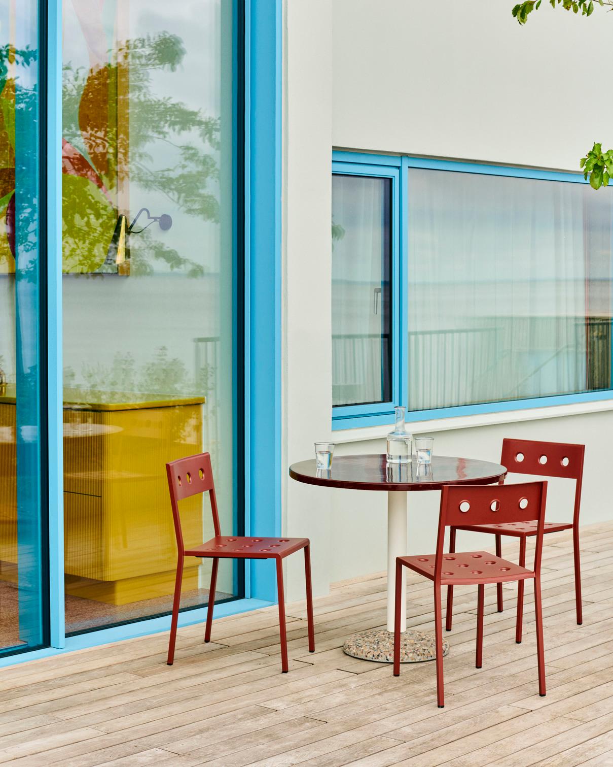 La collaboration fructueuse entre HAY et Muller Van Severen se poursuit avec la Ceramic Table - une table d'extérieur caractérisée par l'expression minimaliste caractéristique des designers combinée à leur utilisation audacieuse de la couleur. 
La