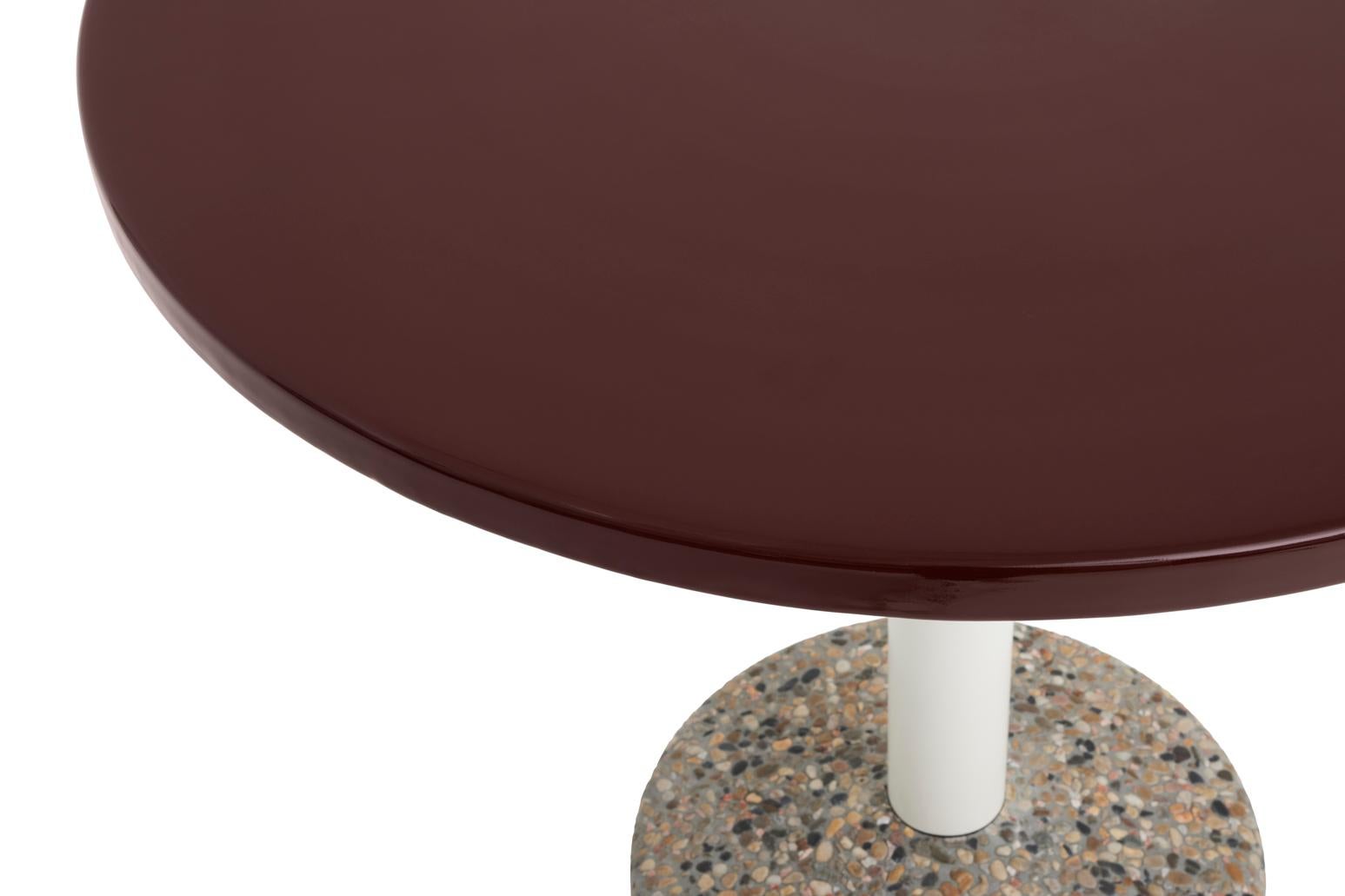 Keramiktisch Ø90, Außenbereich - Bordeauxfarbenes Porzellan - von Muller Van Severen für Hay (Skandinavische Moderne) im Angebot