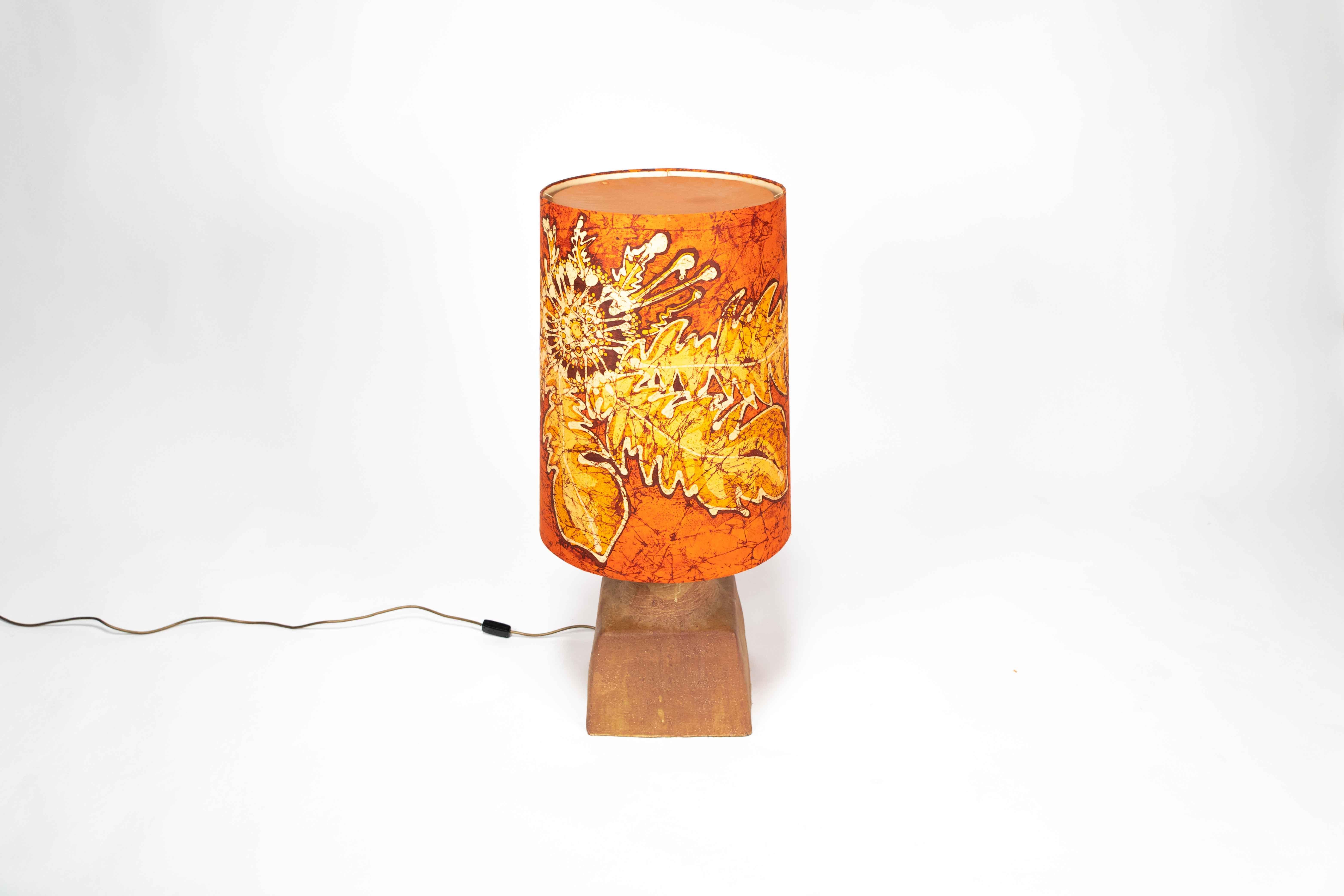 The lamp from the studio Marianne Koplin is handmade.
The base of the lamp made of earth-colored ceramics has a signature on the bottom, as well as the lampshade made of batik.
The lamp is in good condition and gives a warm light when illuminated.