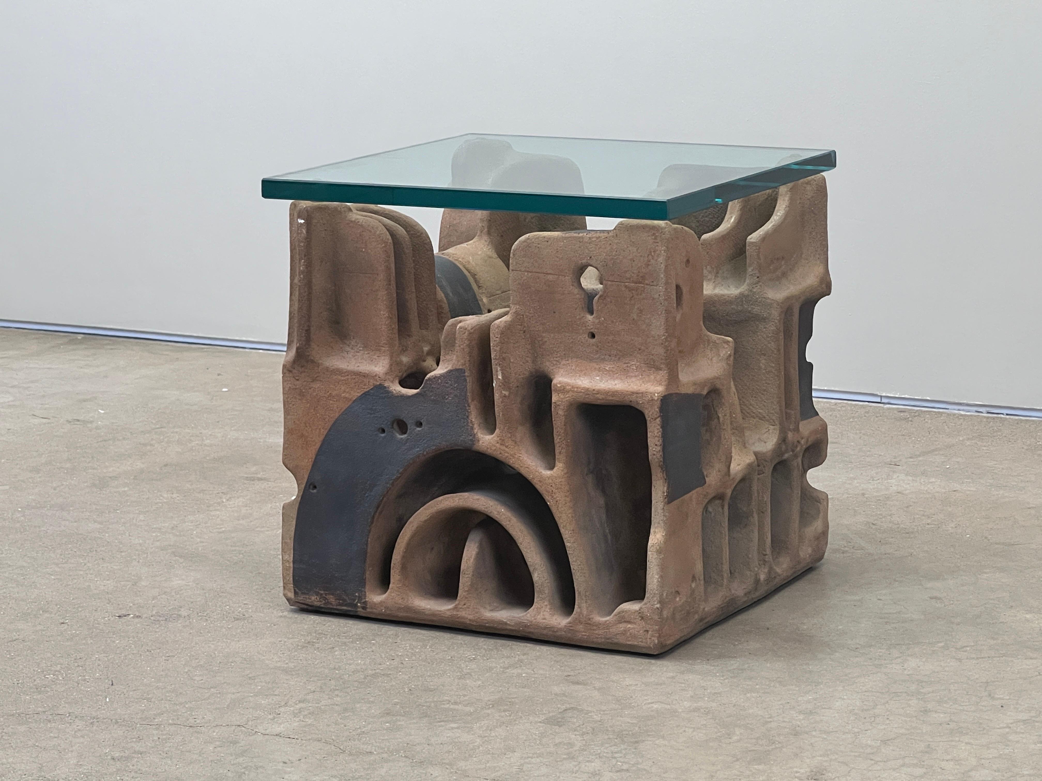 Rare table sculpturale en céramique de George Greenamyer commandée pour Vladimir Kagan. Il pourrait servir de support à une pièce de verre plus grande, comme table basse. 