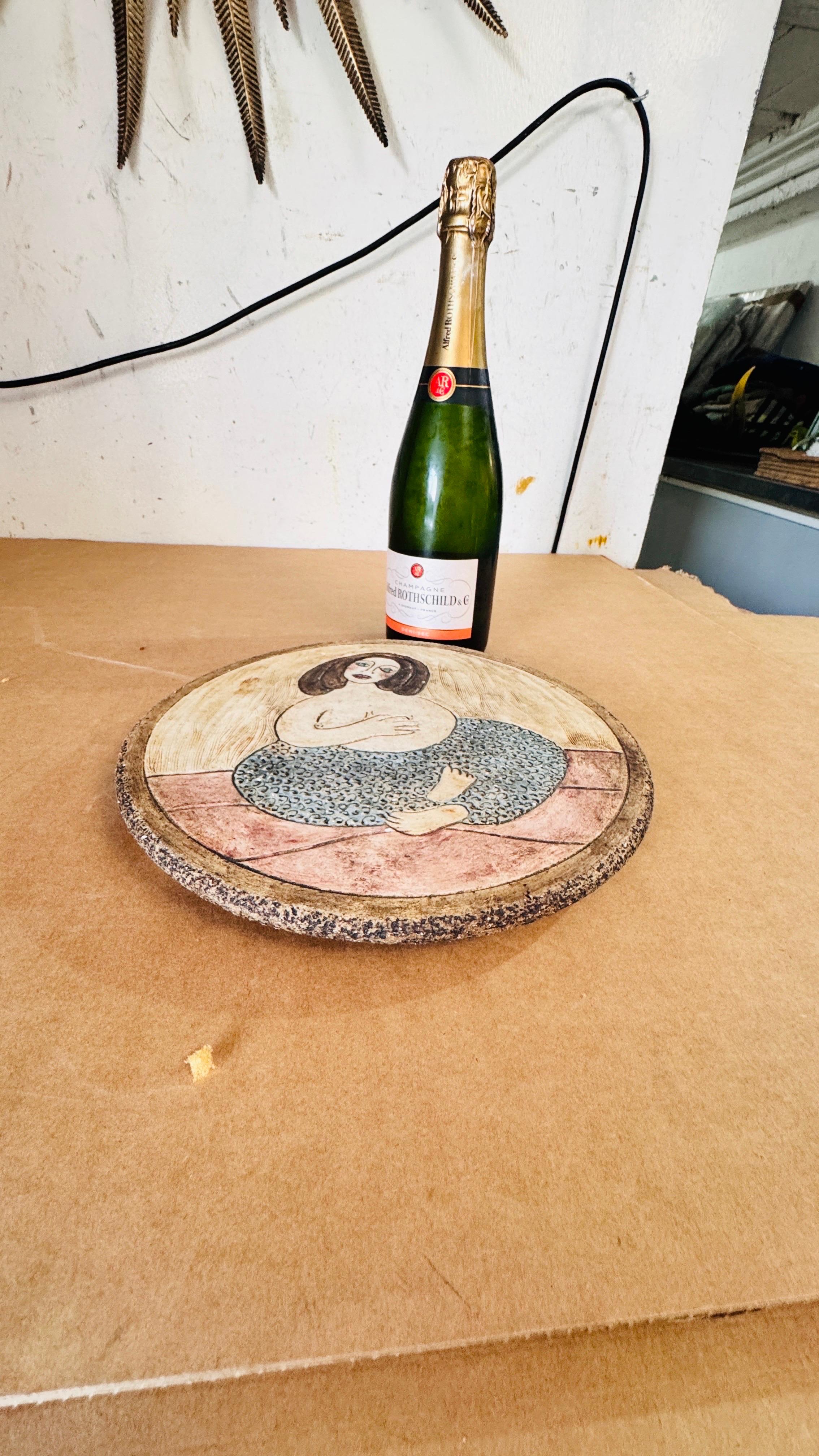 Titre : Centre de table ou assiette décorative en céramique, signé Perret, Saint-Paul, années 1970.

Description :
Ce centre de table en céramique, signé par l'artiste Perret et fabriqué à Saint-Paul, en France, dans les années 1970, est un mélange