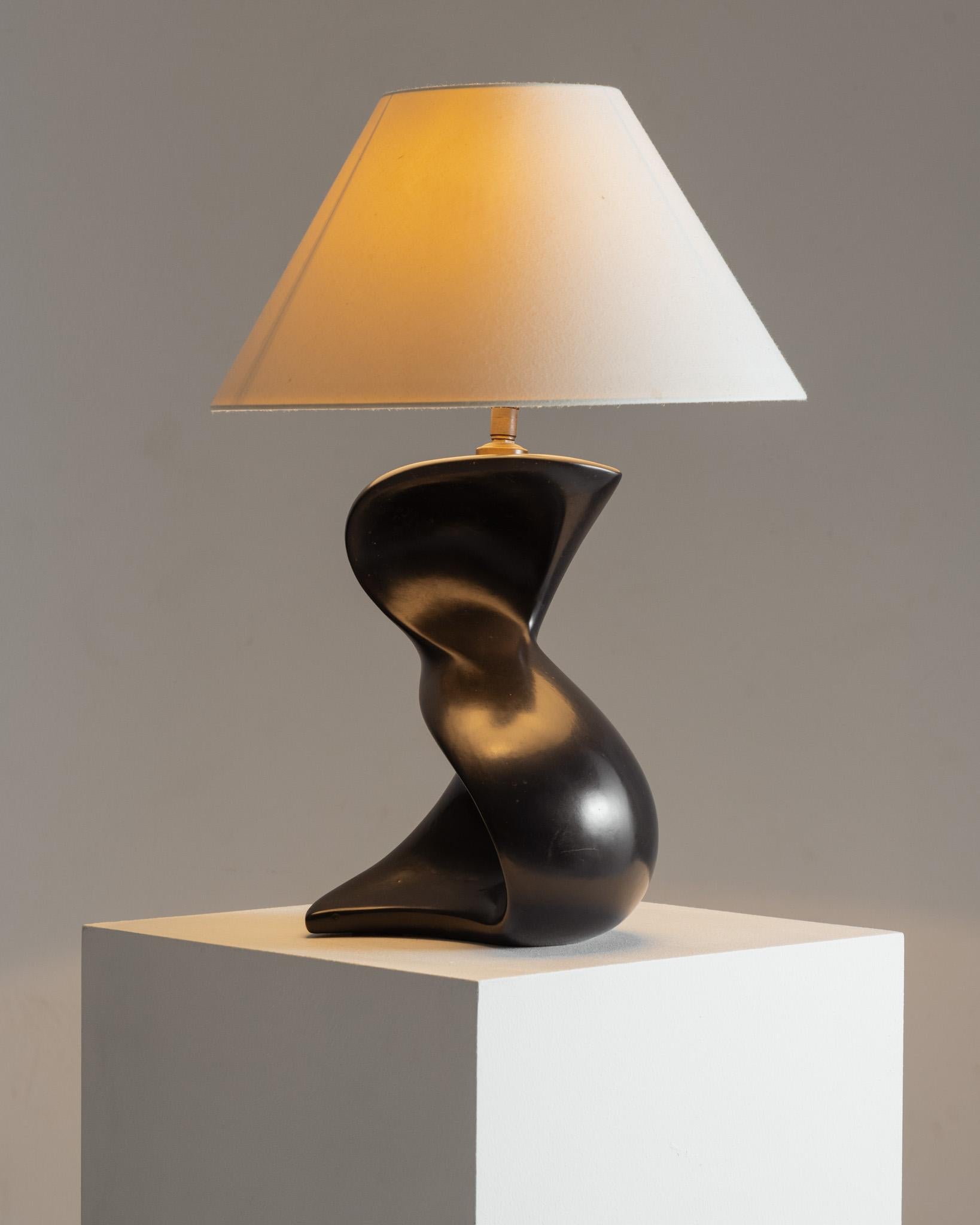 Free-form black ceramic table lamp, 1960s.
The base balances in a sculptural, organic form, reflecting the modernist movement of the 1960s.
Sold without lampshade. Excellent condition.

LP3286