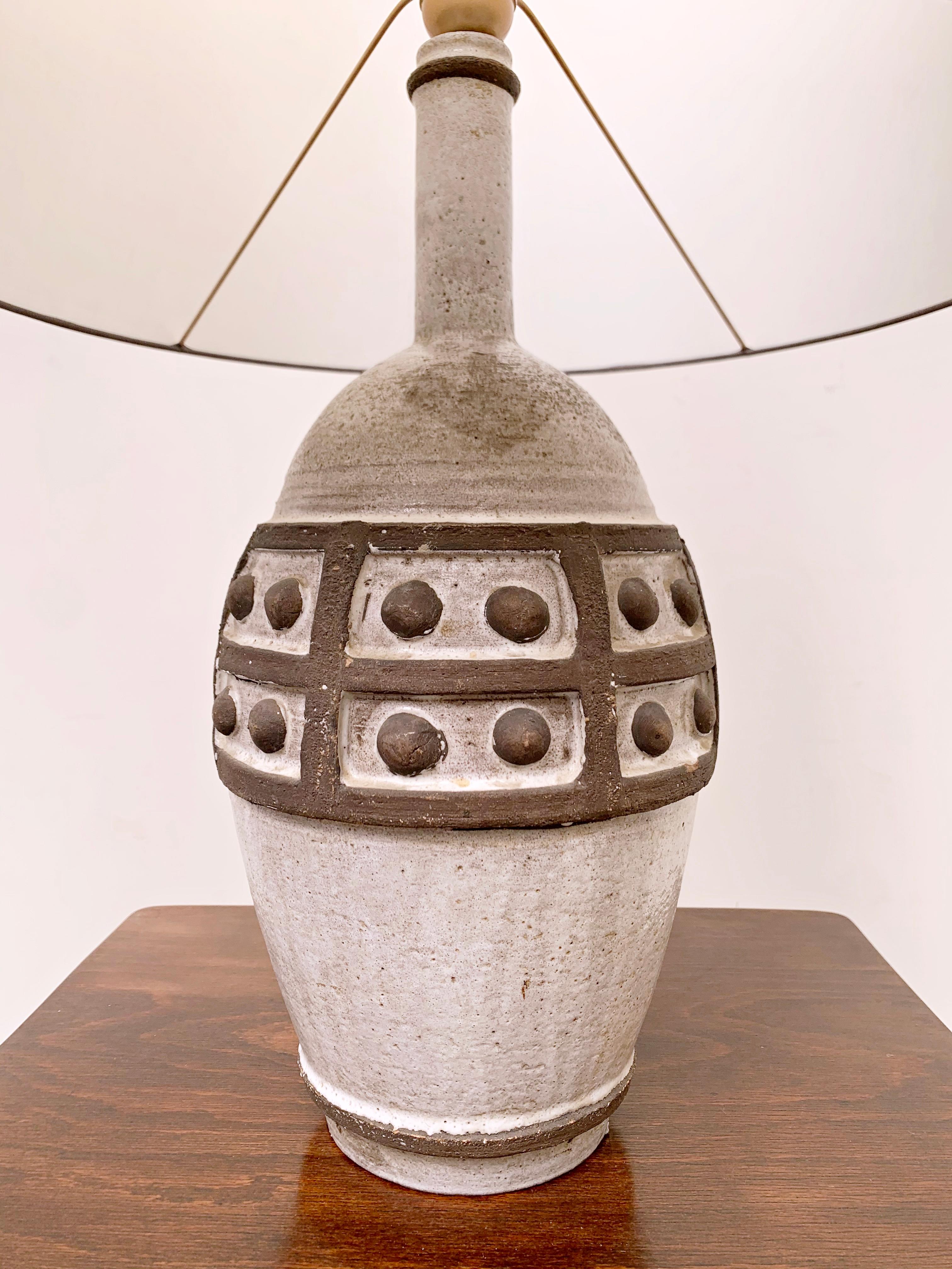 Moderne Keramik-Tischlampe aus der Jahrhundertmitte, Belgien