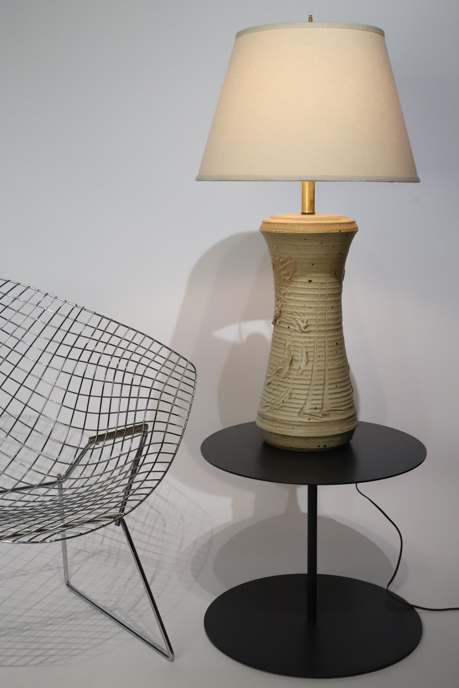 Eine bezaubernde Tischlampe aus Keramik, die der talentierte Künstler Bob Kinzie für Affiliated Craftsmen entworfen hat. Diese bemerkenswerte Leuchte ist ein wahrer Beweis für Kinzies handwerkliches Geschick und künstlerische Vision und bietet eine