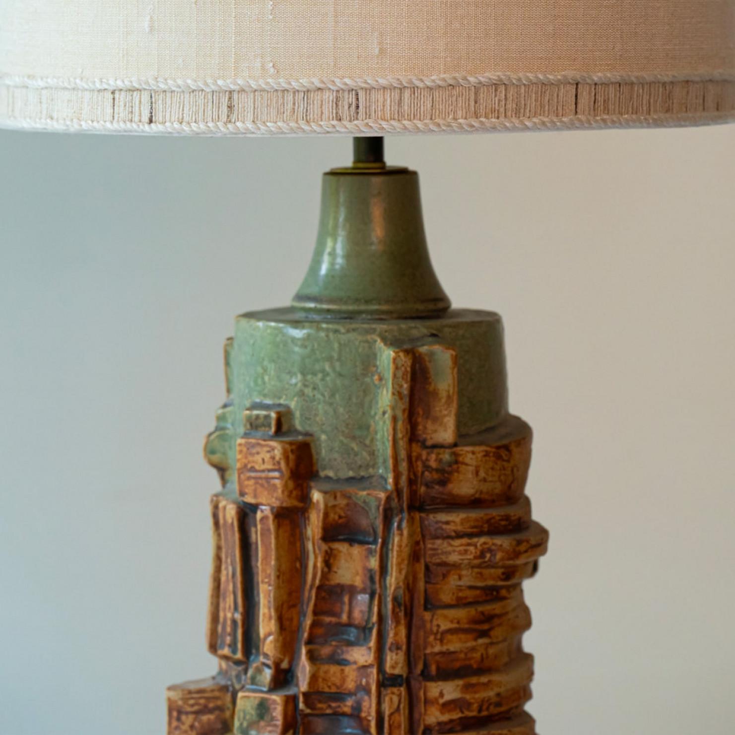 Keramik-Tischlampe von B. Rooke, Beigefarbener Lampenschirm aus Seide von R. Houben, 1970 (Moderne der Mitte des Jahrhunderts) im Angebot
