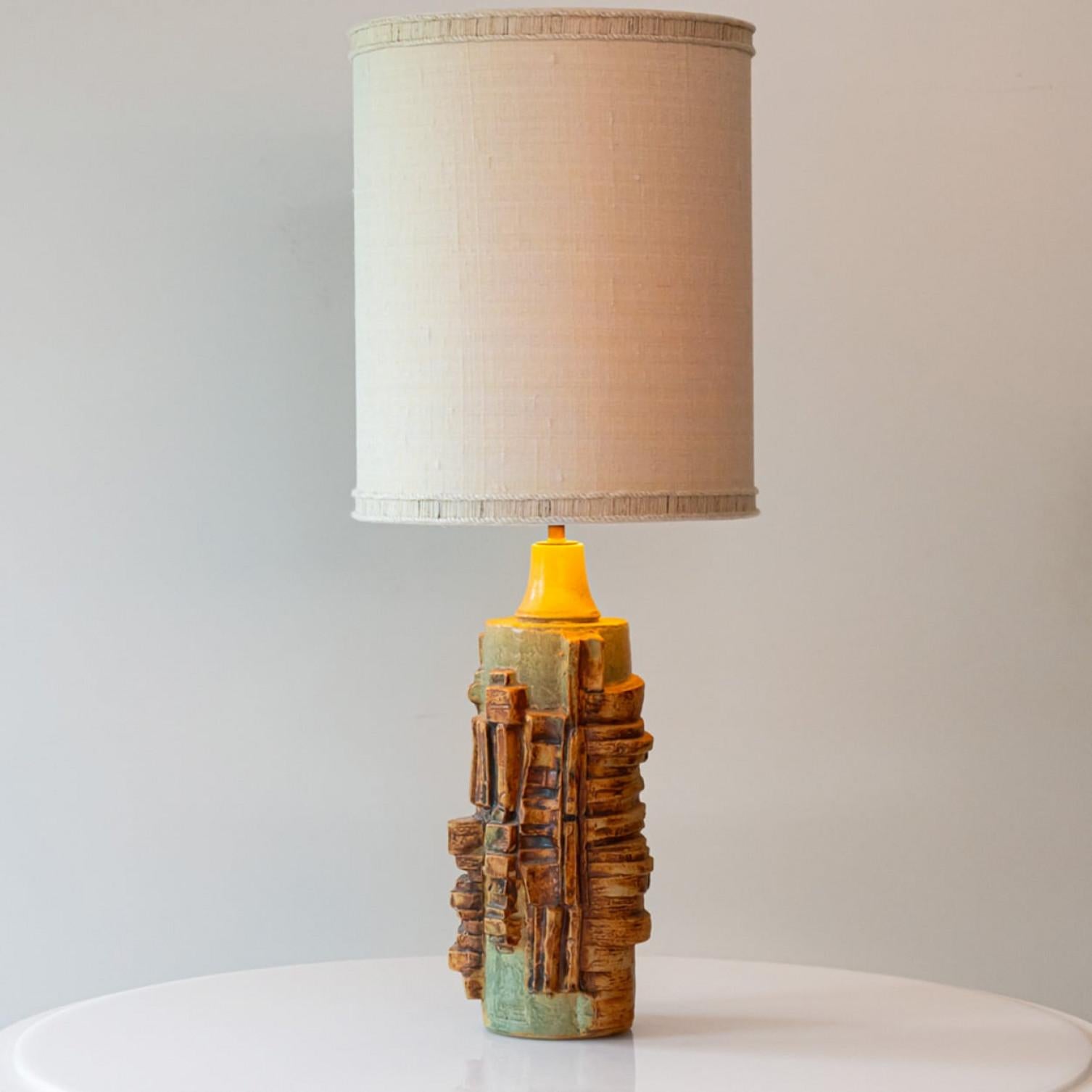 Keramik-Tischlampe von B. Rooke, Beigefarbener Lampenschirm aus Seide von R. Houben, 1970 (Französisch) im Angebot