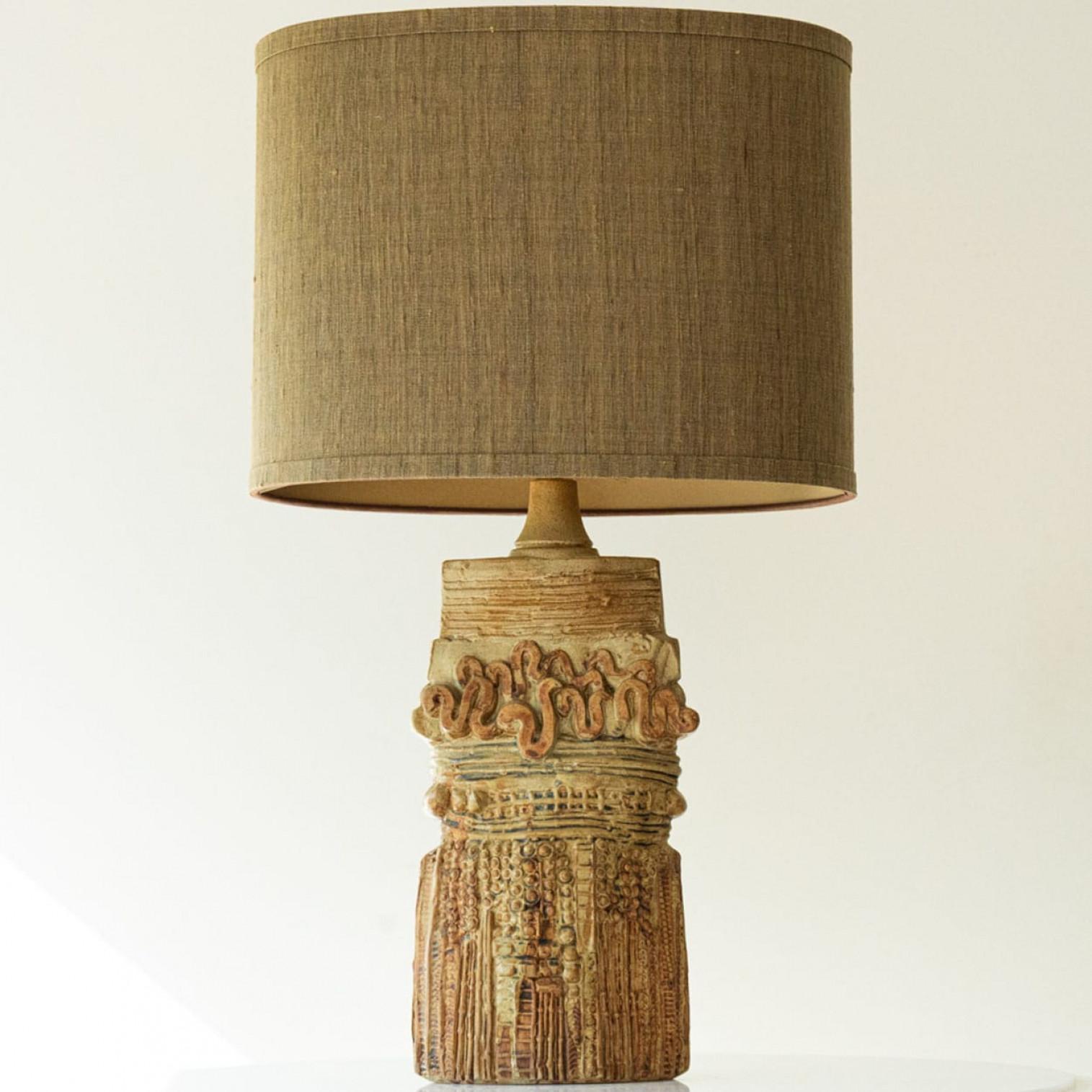 Schöne große Keramik-Tischlampe von R Rooke, Großbritannien, 1970er Jahre.

Dieser Lampensockel verleiht jedem Interieur eine raffinierte Eleganz und eine reizvolle Optik. Mit seiner schönen Form bietet er eine einzigartige Präsenz. 

Dieser Sockel
