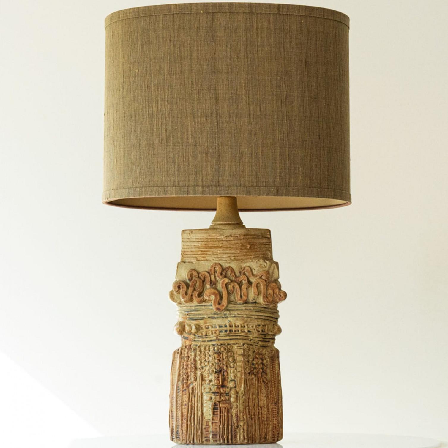 Beautiful  Large ceramic table lamp by R Rooke, Uk,  1970s.

This lamp base brings refined elegance and rich visual appeal to any interior. With its beautiful shape, it offers a unique presence. 

This base with beige and terra tones fits perfectly