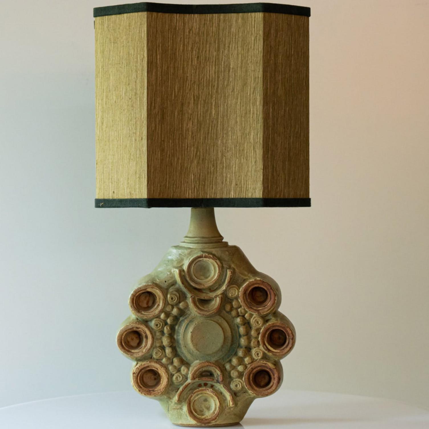 Schöne Keramik-Tischlampe von R Rooke, UK.

Dieser Lampensockel verleiht jedem Interieur eine raffinierte Eleganz und eine reizvolle Optik. Mit seiner schönen Form bietet er eine einzigartige Präsenz. 

Dieser schön geformte Sockel mit Grün- und