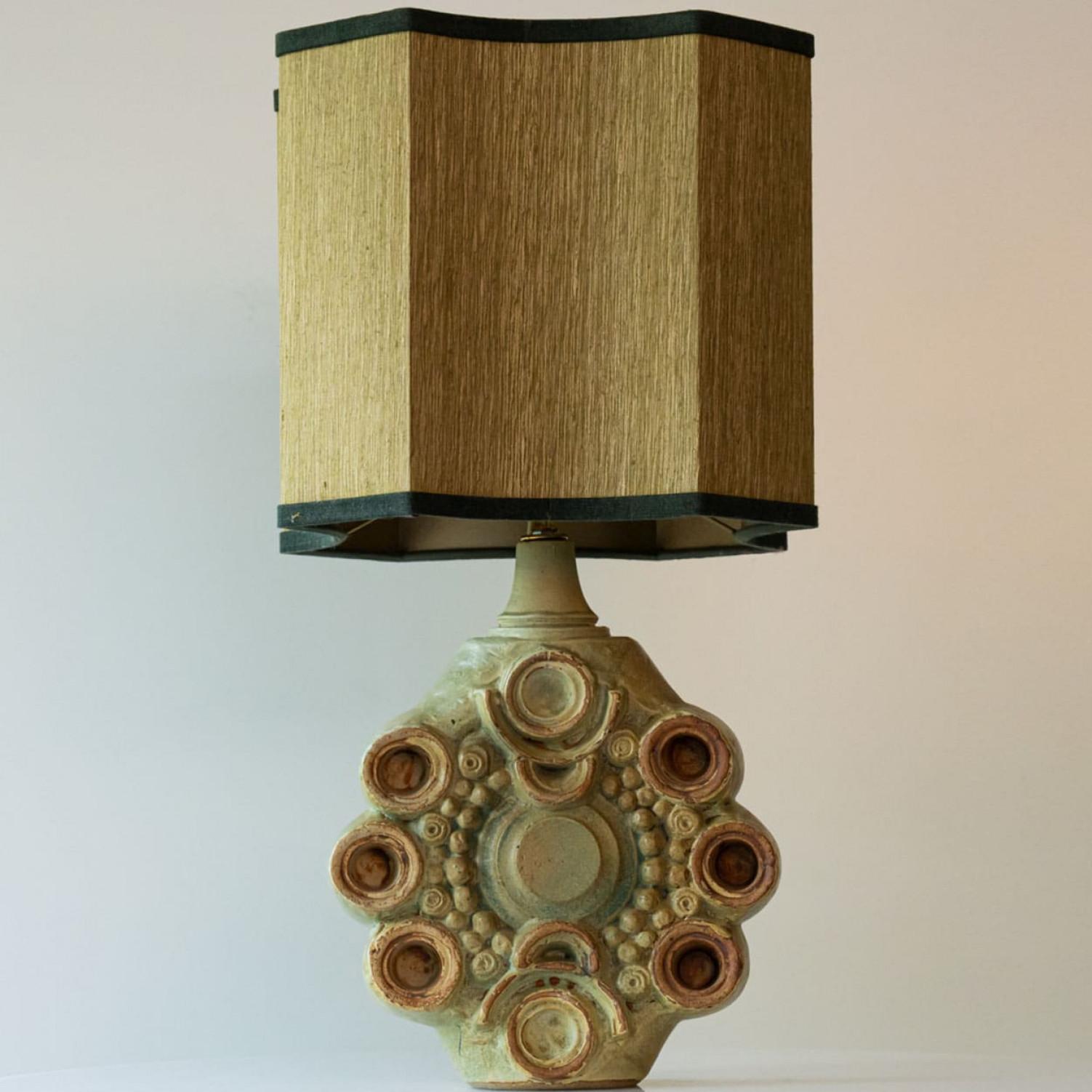 Keramische Tischlampe von B. Rooke, New Moss Grüner Seidenlampenschirm von R. Houben, 1970 (Ende des 20. Jahrhunderts) im Angebot