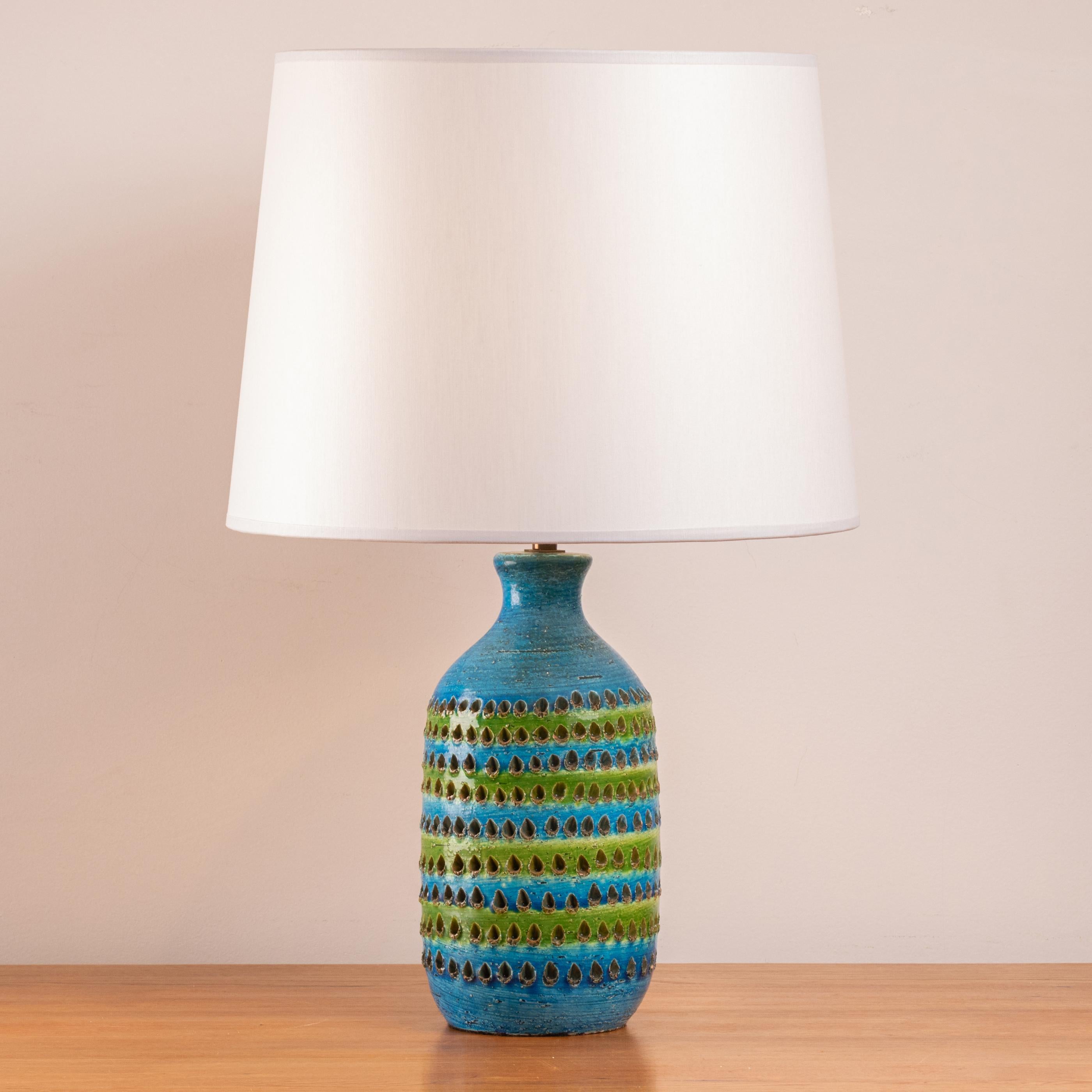 Cylindrical table lamp
Enamelled ceramic in blue and green
Design : Aldo Londi
Produced by Bitossi for the Swedish market
Italy, circa 1960.

Measures: Height total : 54 cm - 21.2 in.
Diameter shade : 35 cm - 13.8 in.
Height ceramic : 27 cm