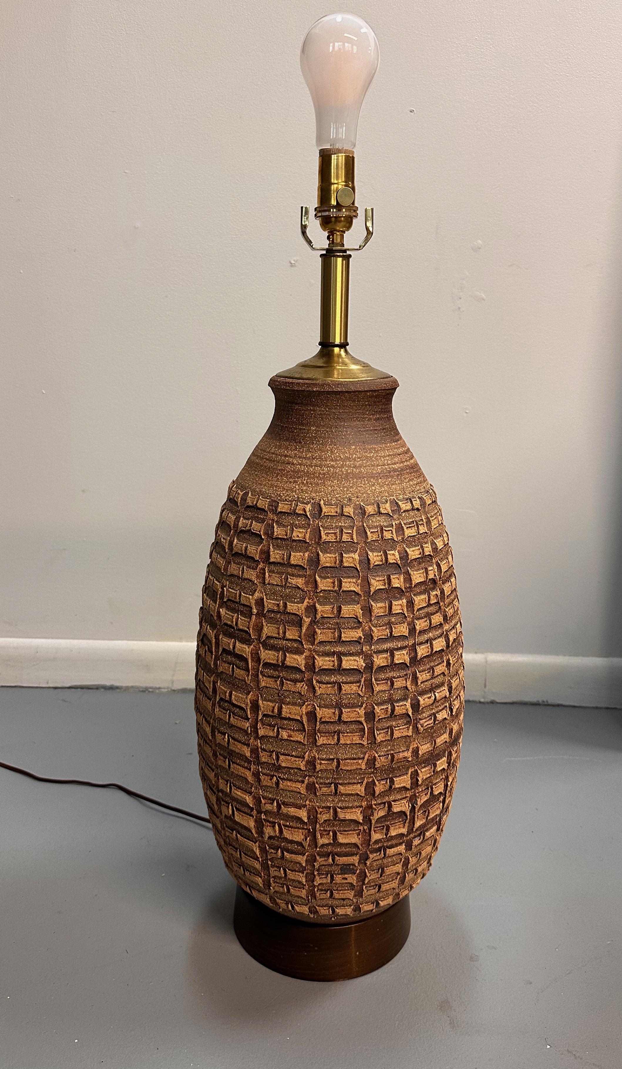Ceramic table lamp by Bob Kinzie. Wheel thrown pottery with decorated pattern on walnut base.