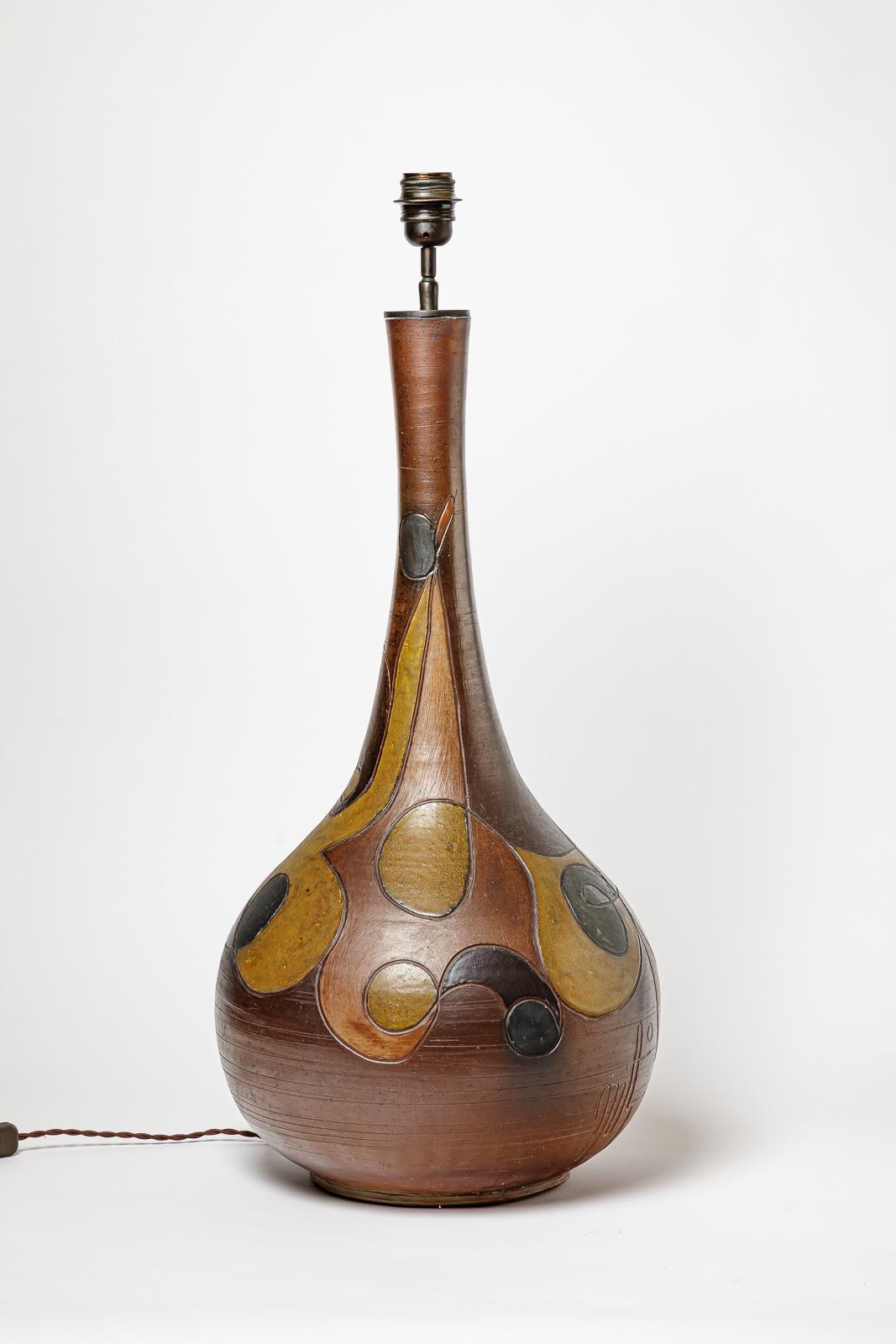 Grande lampe de table en céramique émaillée de Georges Martin.
Signature de l'artiste sur la base. Circa 1970-1980. Pièce unique.
H : 31.5 x 12.2 pouces (avec système électrique). 
H : 27.2 x 12.2 pouces (céramique uniquement).
Vendu avec un système