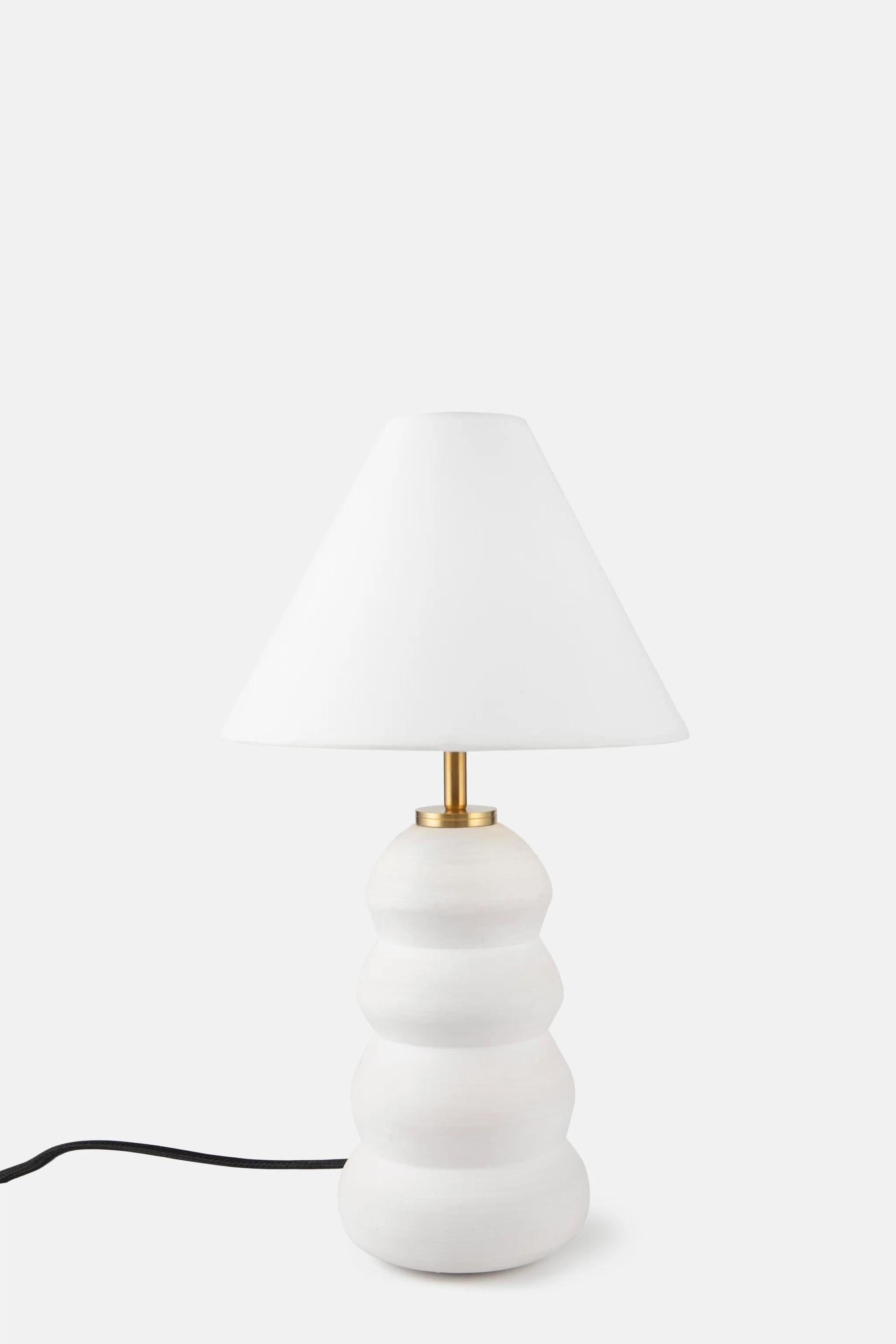Lampe de table en céramique par Hatsu
Dimensions : D 25,4 x L 25,4 x H 45,7 cm
MATERIAL : Acier plaqué, céramique.

Toutes nos lampes peuvent être câblées en fonction de chaque pays. Si elle est vendue aux États-Unis, elle sera câblée pour les