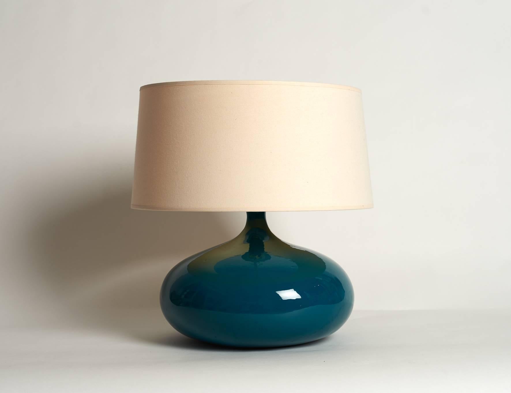 Shiny blue /green enamel ceramic table lamp signed by Jacques et Dani Ruelland, 1960s

Measure: Ceramic only H 23cm, D 30 cm (with shade H 40 cm)

Note to International purchasers: 
This lamp have been wired for the photos solely.
Before