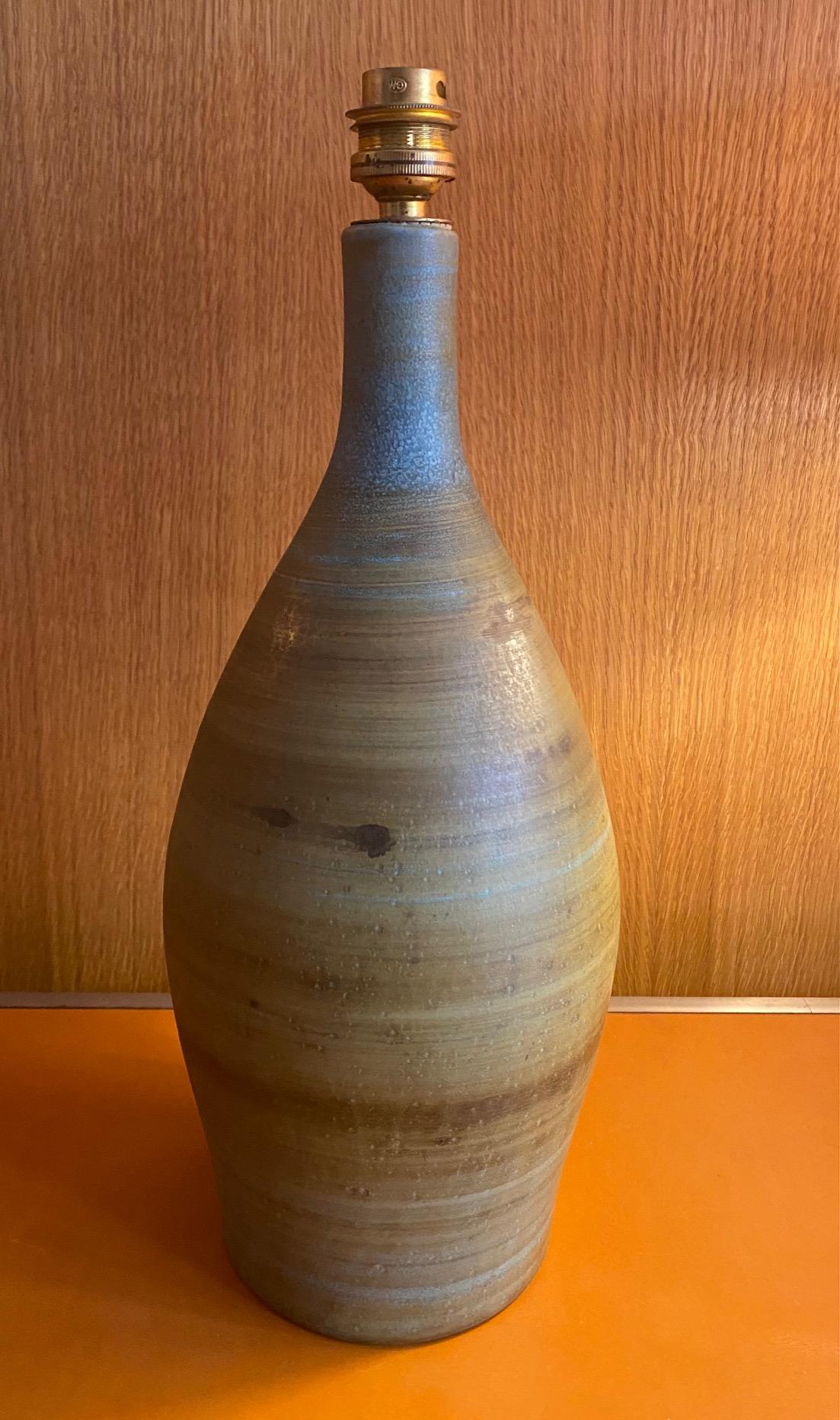 Lampe de table en céramique de Jacques Serre, France, 1970 
Jacques Serre a été membre de l'atelier des 2 Potiers, actif entre 1954 et 1970 jusqu'à son divorce avec Michèle Serre.